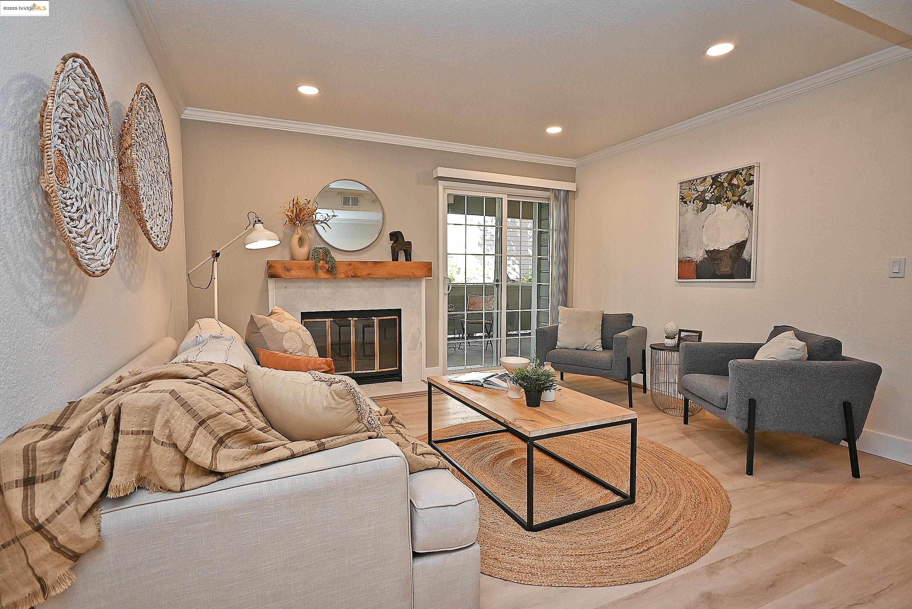 Detail Gallery Image 6 of 43 For 550 Canyon Oaks Dr a,  Oakland,  CA 94605 - 2 Beds | 2 Baths