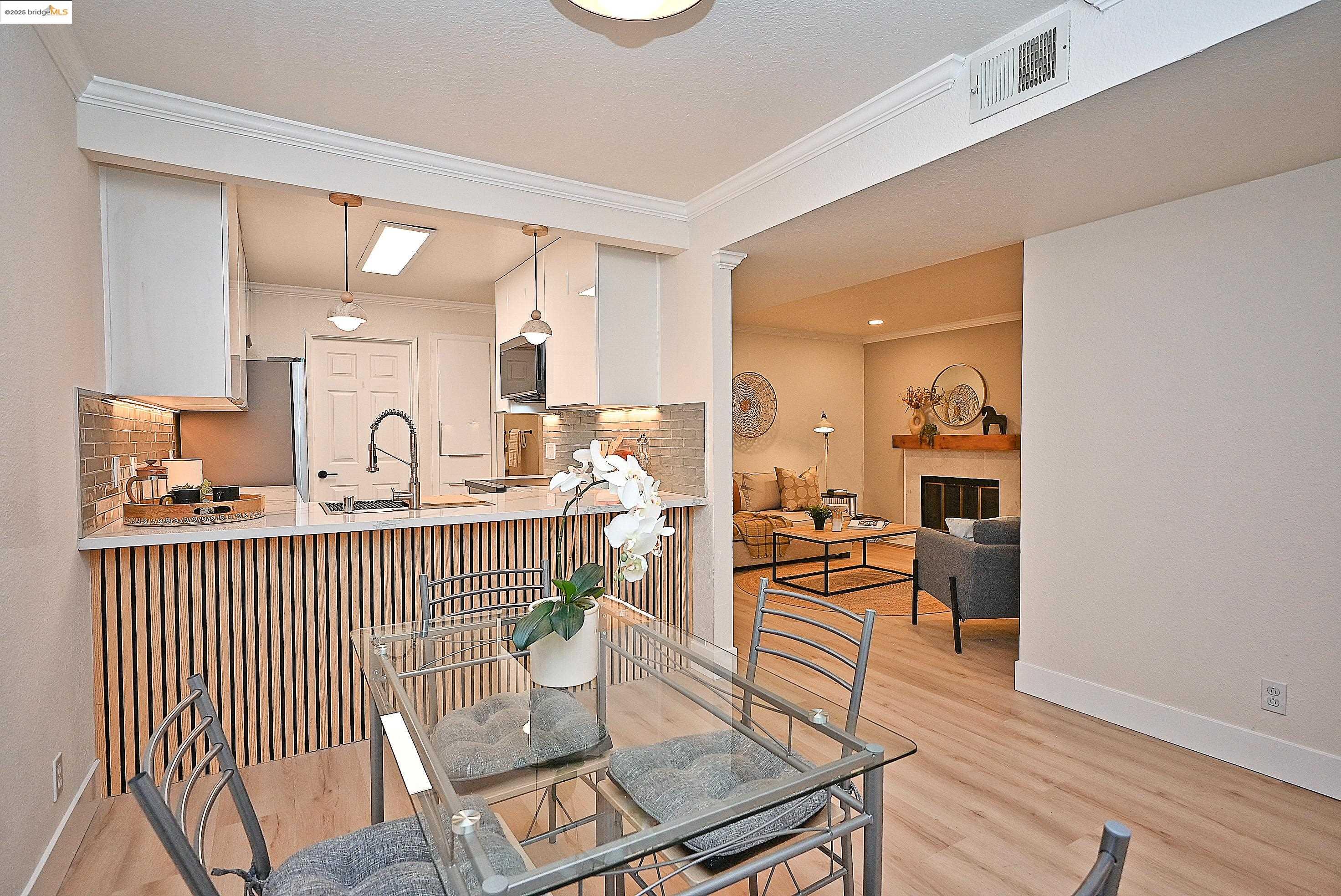 Detail Gallery Image 8 of 43 For 550 Canyon Oaks Dr a,  Oakland,  CA 94605 - 2 Beds | 2 Baths