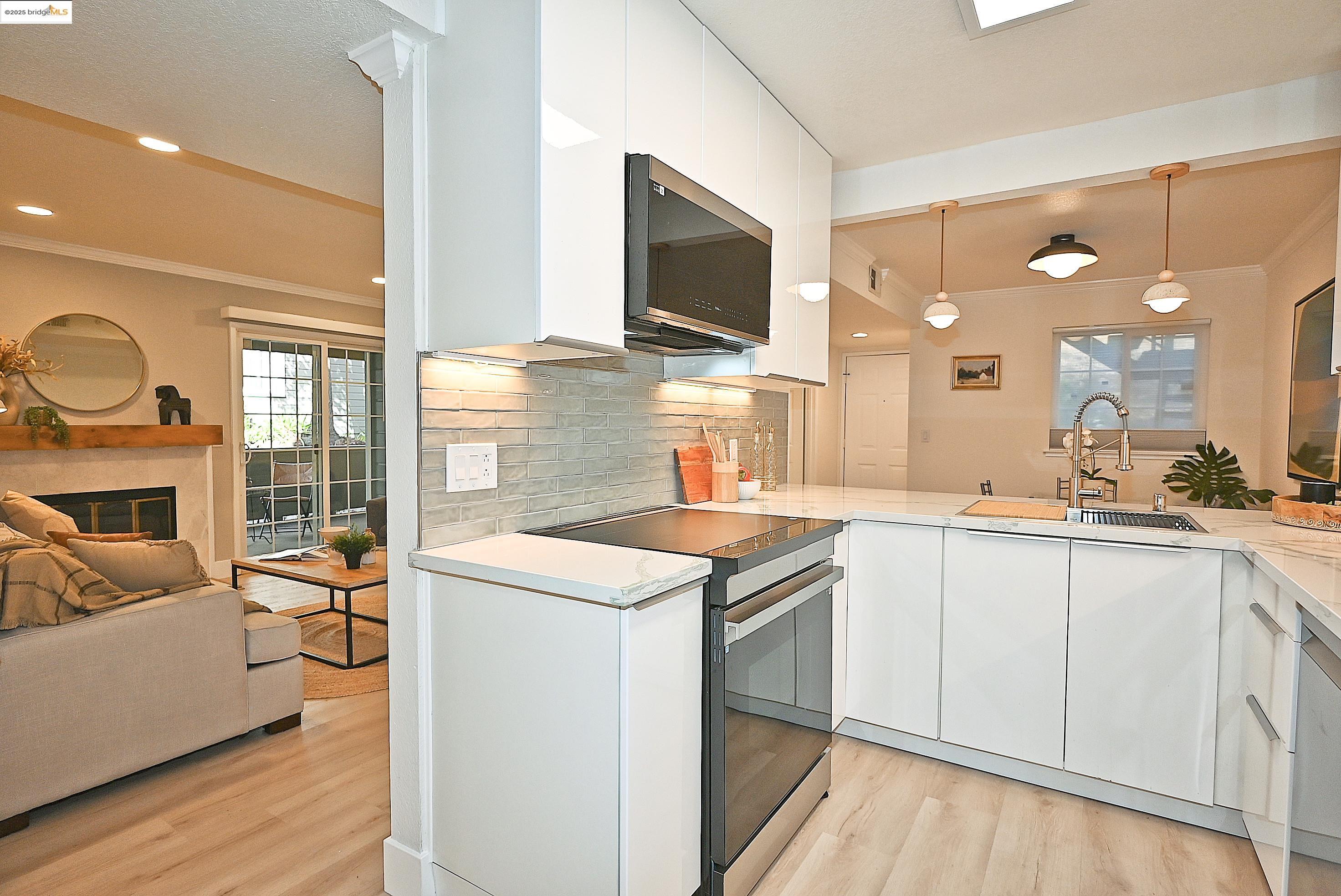 Detail Gallery Image 9 of 43 For 550 Canyon Oaks Dr a,  Oakland,  CA 94605 - 2 Beds | 2 Baths