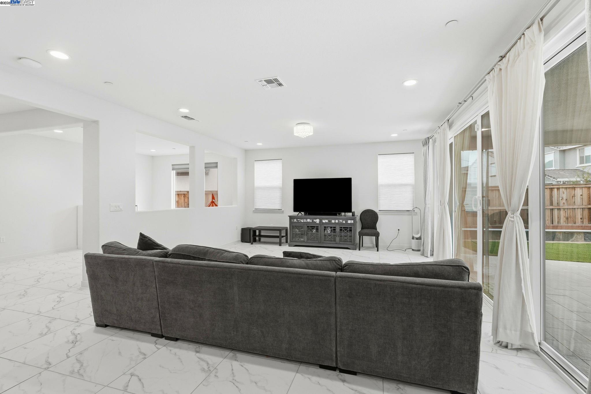 Detail Gallery Image 12 of 60 For 3039 Paxton Ct, Lathrop,  CA 95330 - 5 Beds | 4/1 Baths