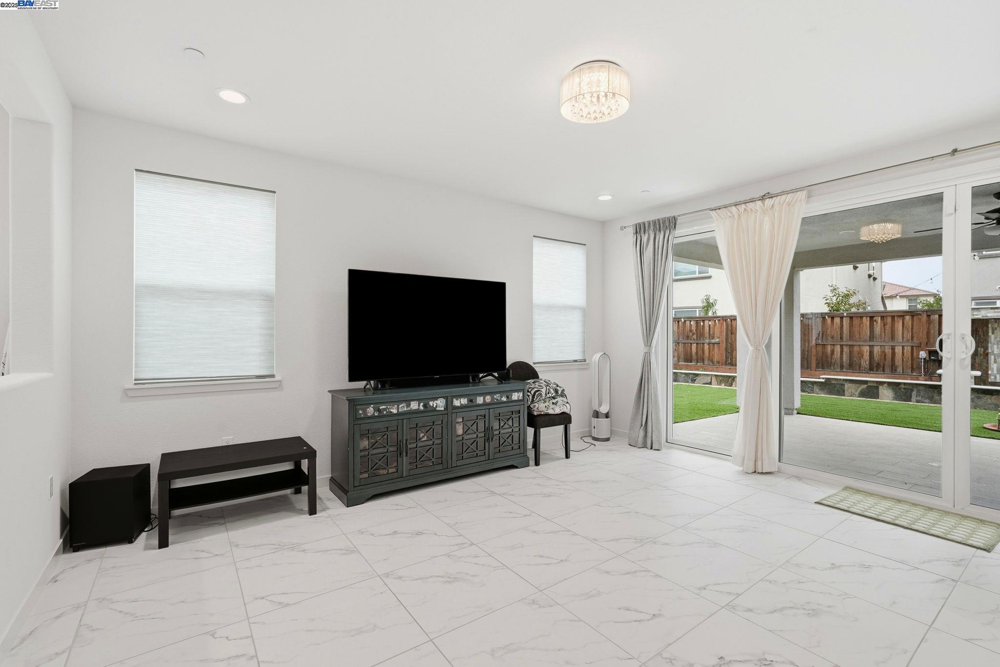 Detail Gallery Image 9 of 60 For 3039 Paxton Ct, Lathrop,  CA 95330 - 5 Beds | 4/1 Baths