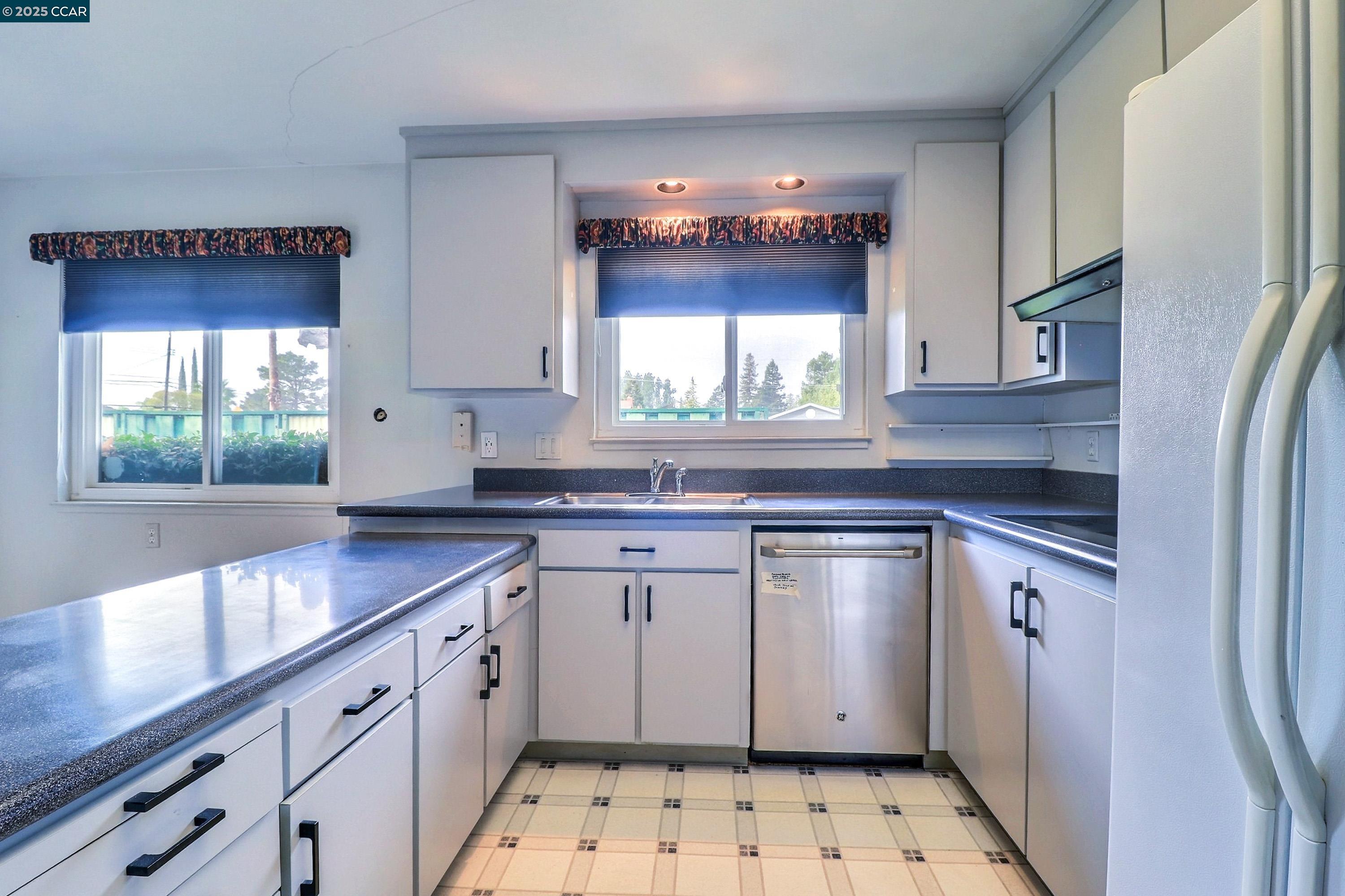 Detail Gallery Image 11 of 41 For 4420 Crestwood Cir, Concord,  CA 94521 - 4 Beds | 2 Baths