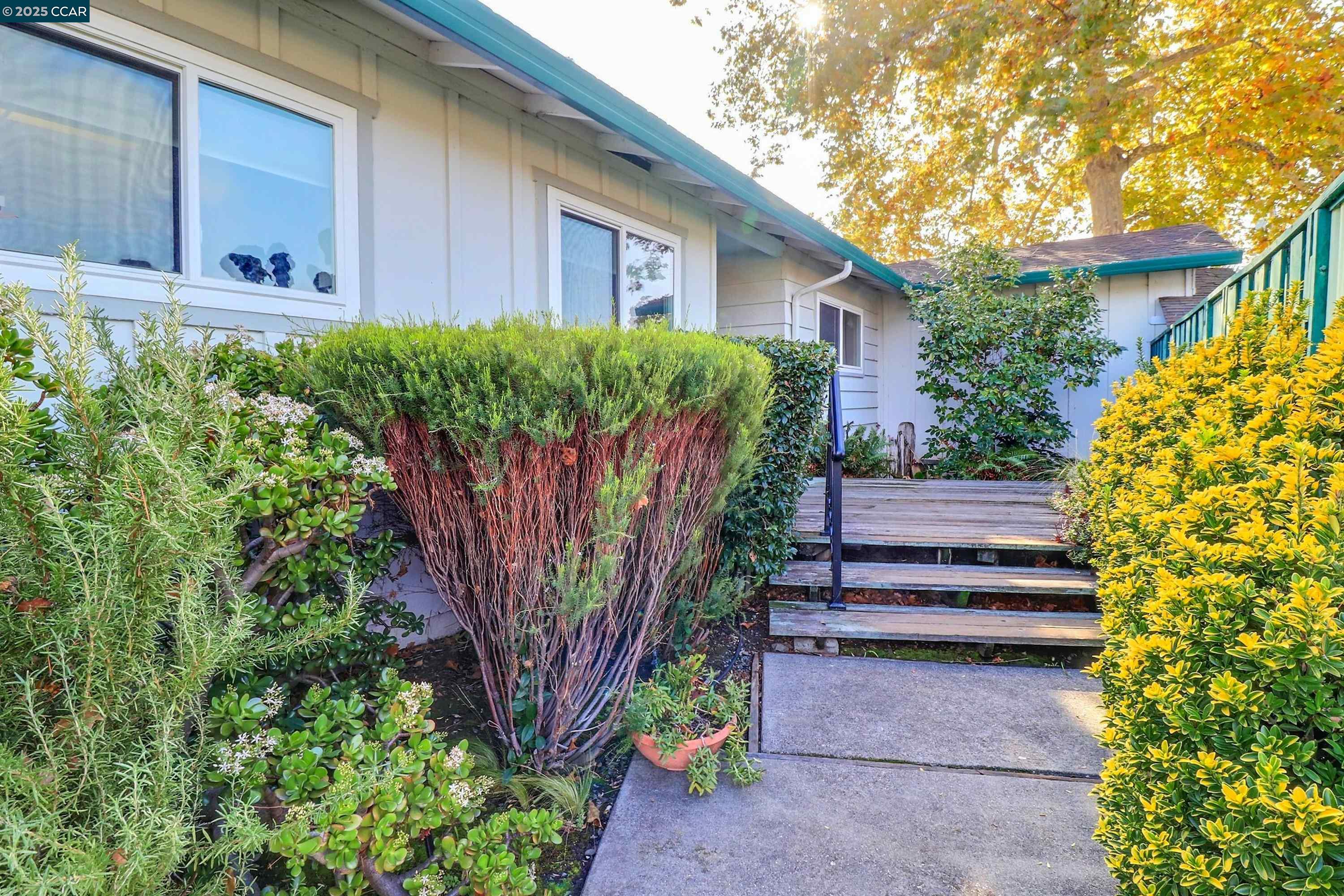 Detail Gallery Image 3 of 41 For 4420 Crestwood Cir, Concord,  CA 94521 - 4 Beds | 2 Baths