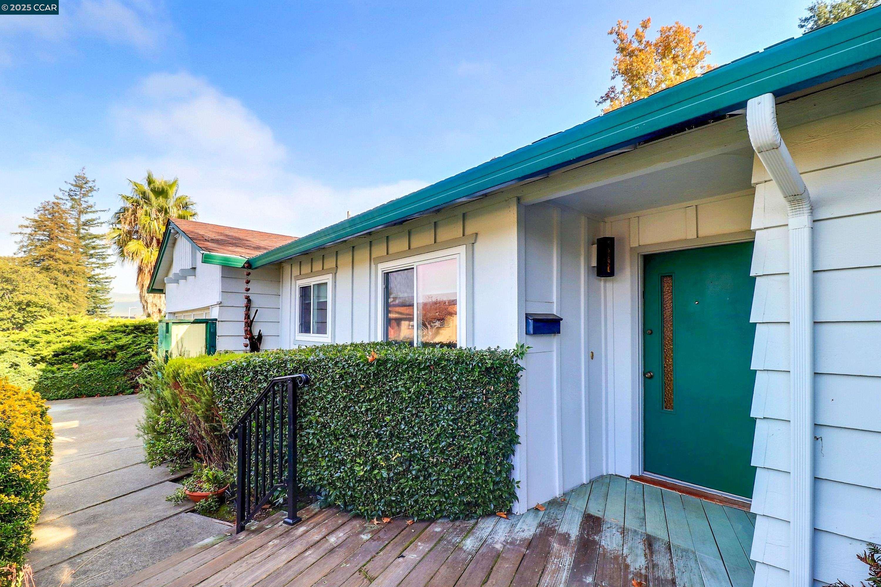 Detail Gallery Image 4 of 41 For 4420 Crestwood Cir, Concord,  CA 94521 - 4 Beds | 2 Baths