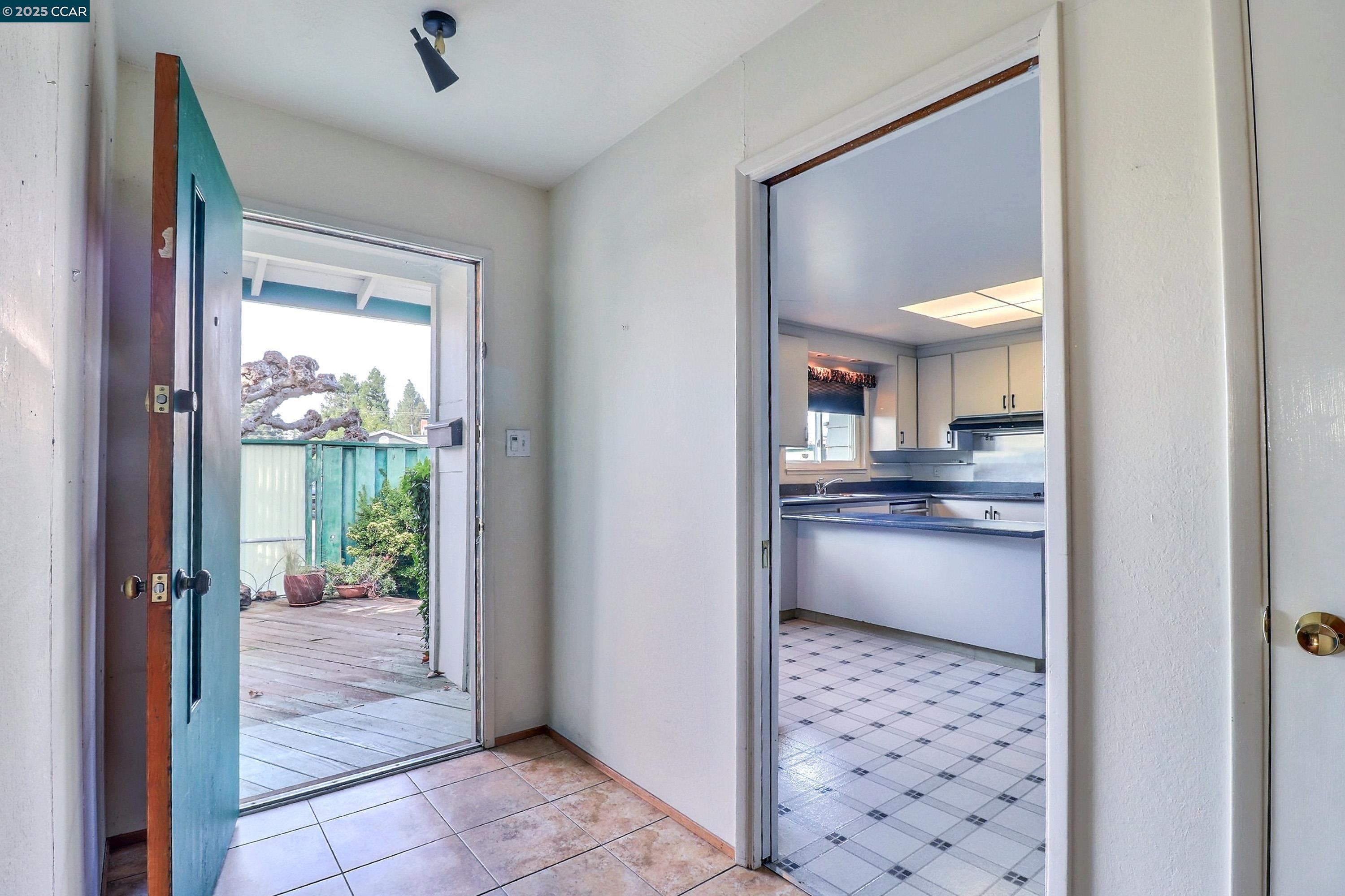 Detail Gallery Image 5 of 41 For 4420 Crestwood Cir, Concord,  CA 94521 - 4 Beds | 2 Baths