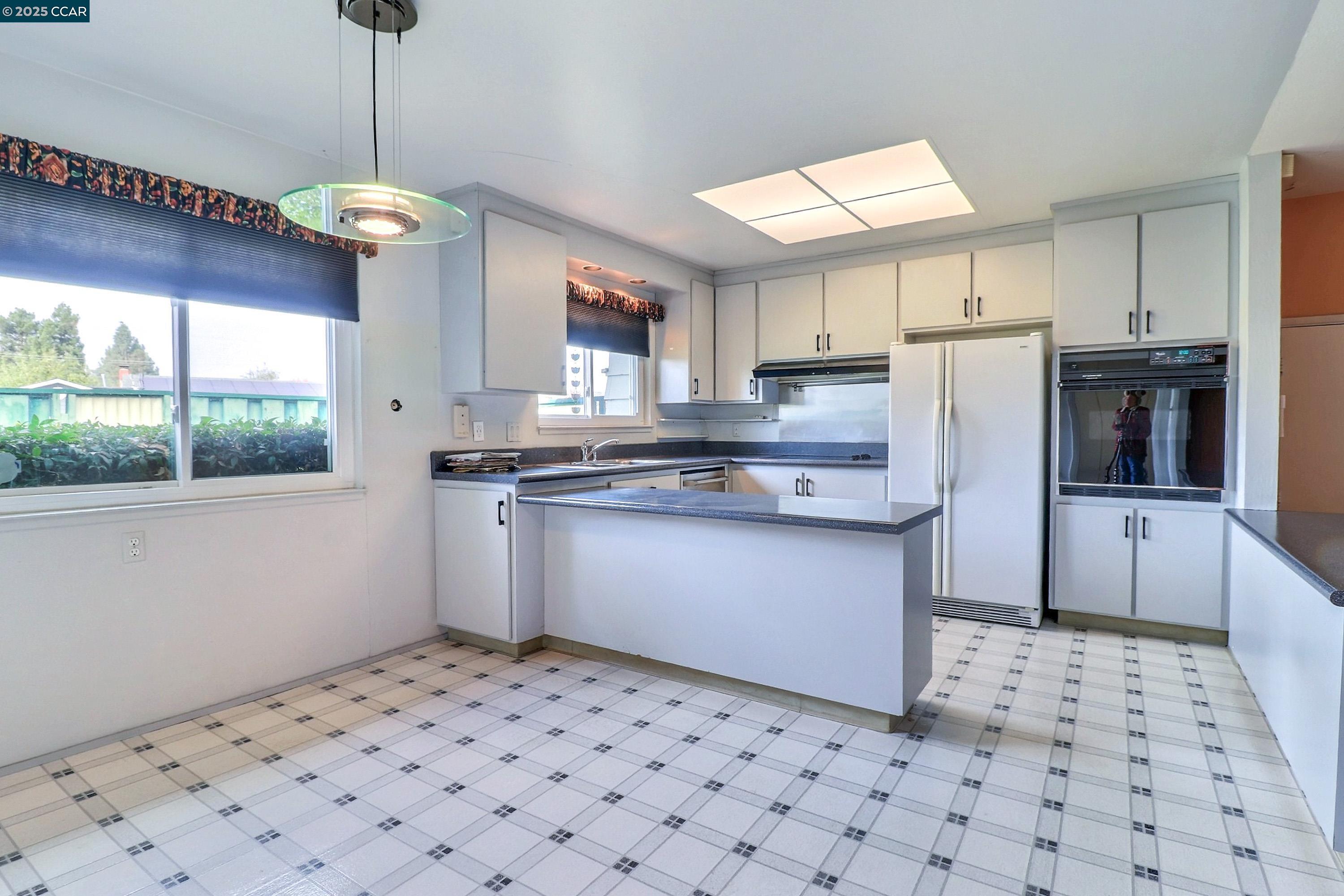 Detail Gallery Image 8 of 41 For 4420 Crestwood Cir, Concord,  CA 94521 - 4 Beds | 2 Baths