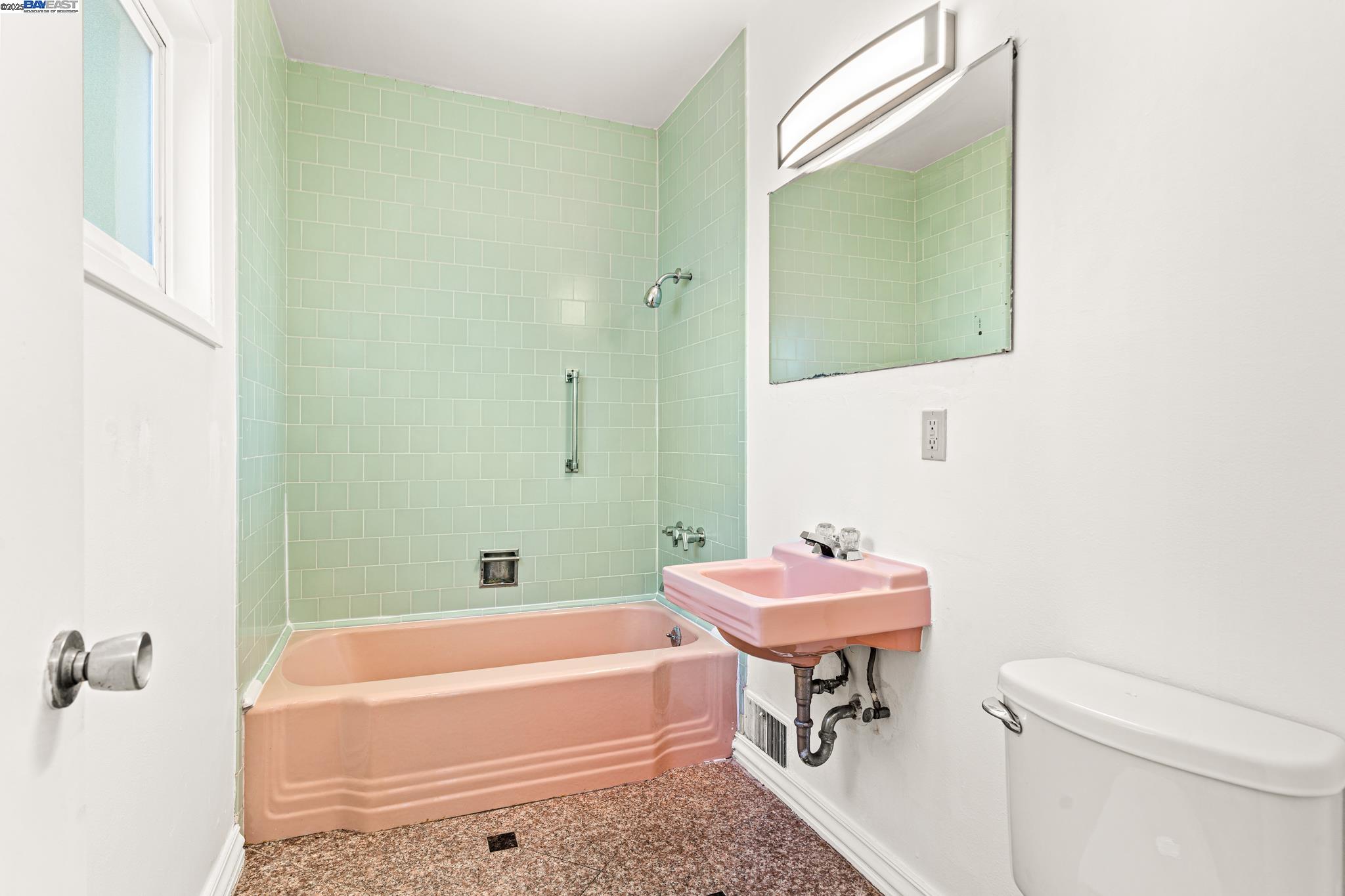 Detail Gallery Image 16 of 49 For 1015 82nd Ave, Oakland,  CA 94621 - 5 Beds | 3 Baths