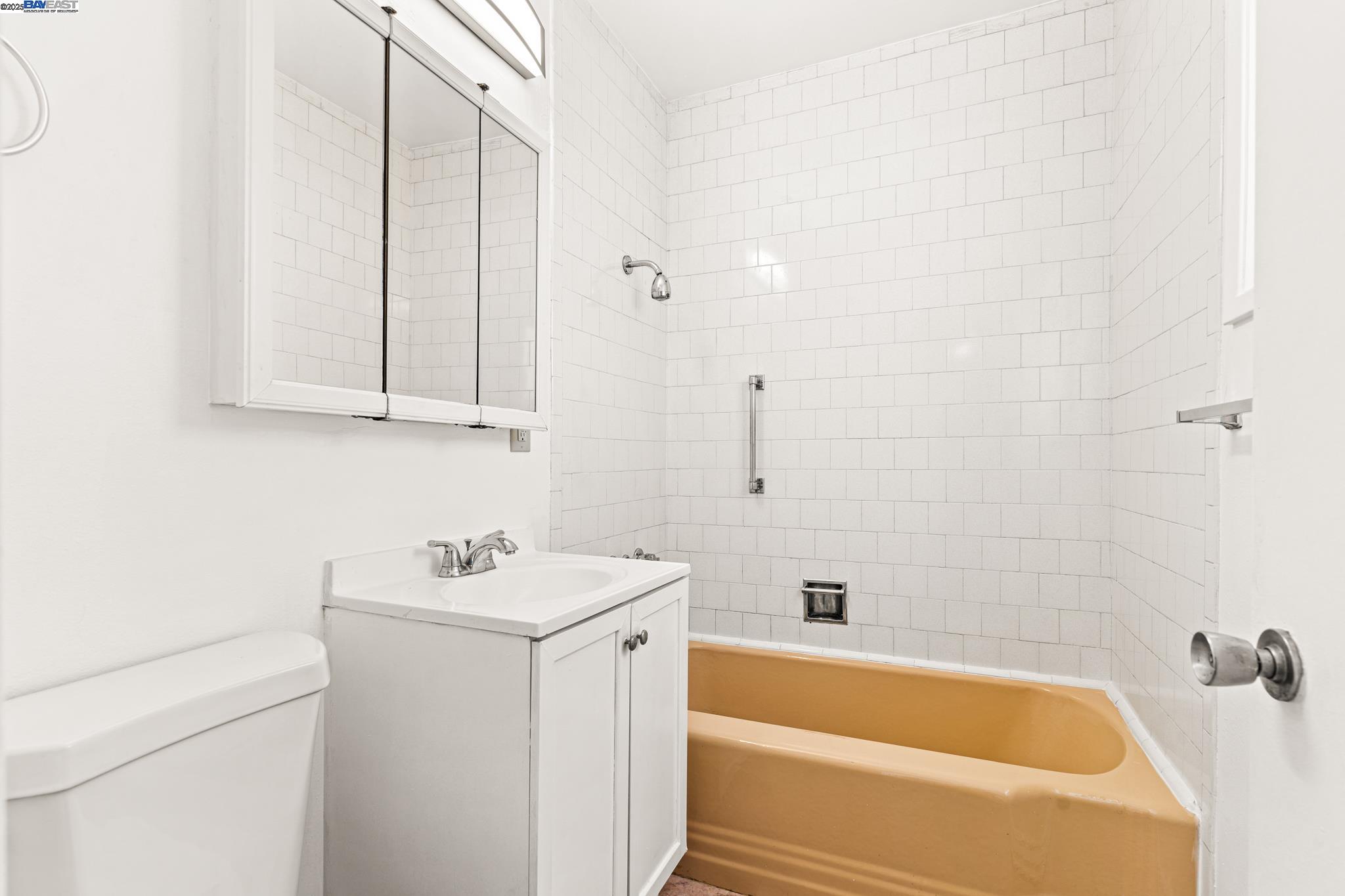 Detail Gallery Image 22 of 49 For 1015 82nd Ave, Oakland,  CA 94621 - 5 Beds | 3 Baths