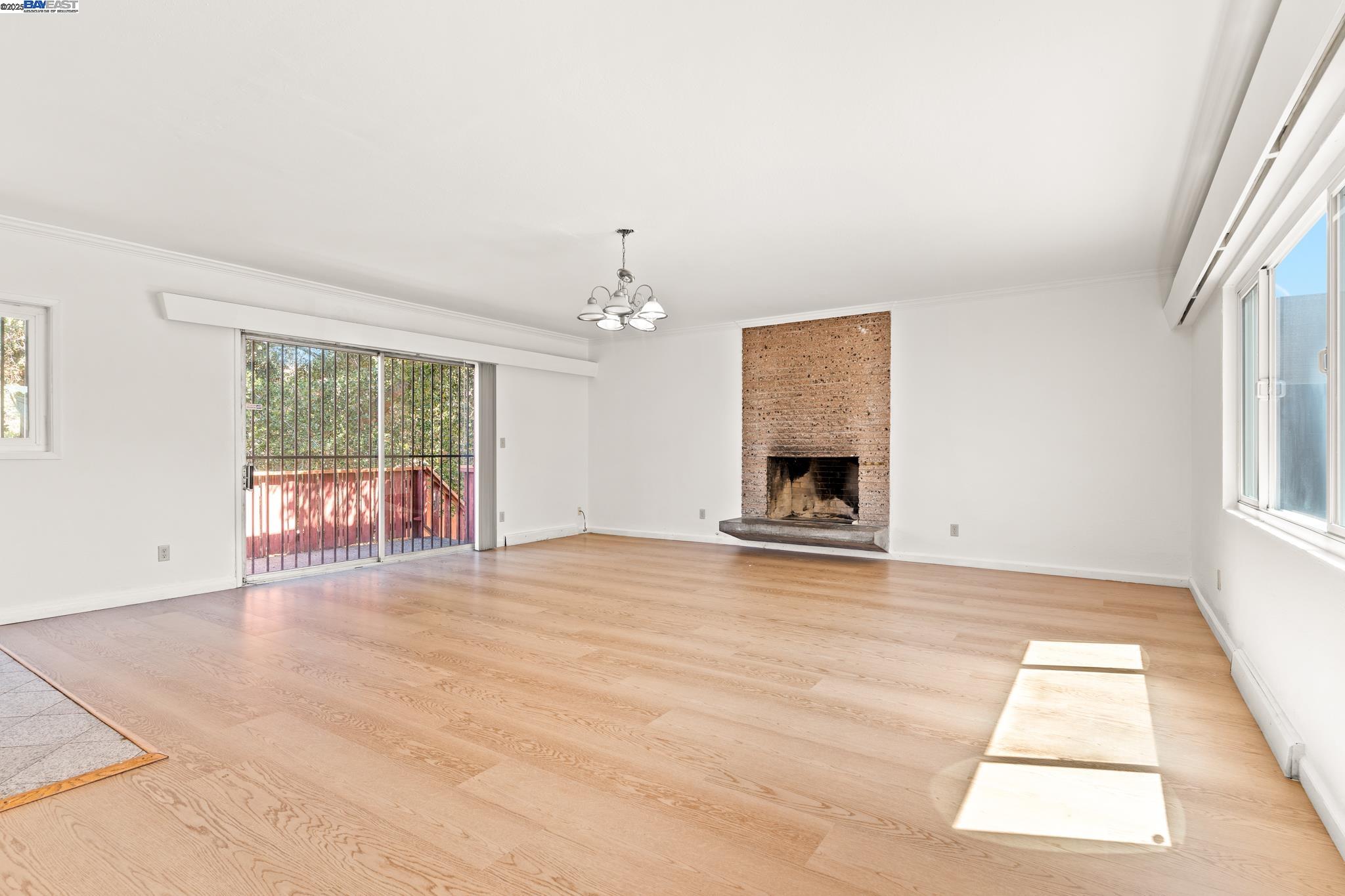 Detail Gallery Image 4 of 49 For 1015 82nd Ave, Oakland,  CA 94621 - 5 Beds | 3 Baths