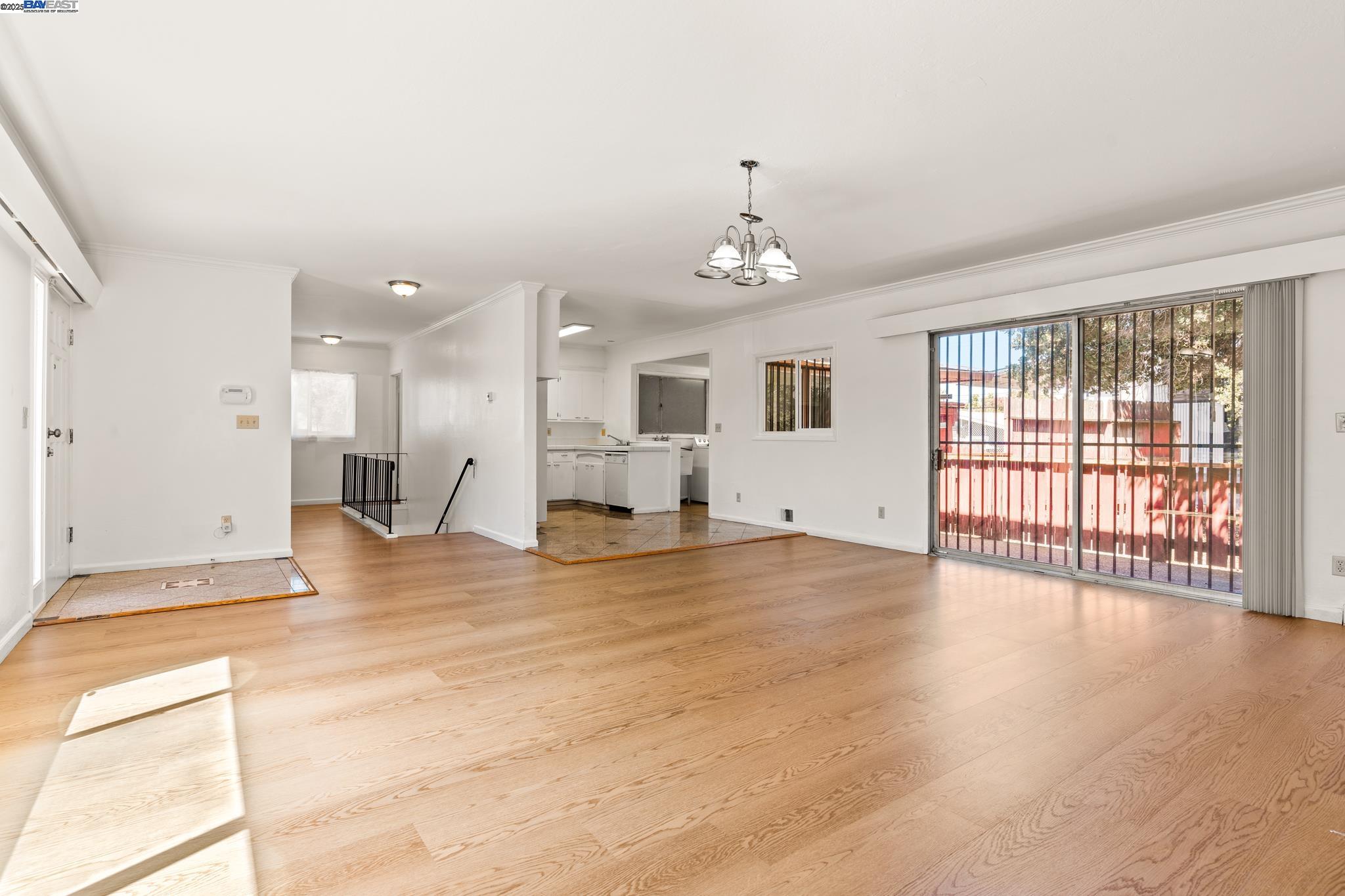 Detail Gallery Image 6 of 49 For 1015 82nd Ave, Oakland,  CA 94621 - 5 Beds | 3 Baths