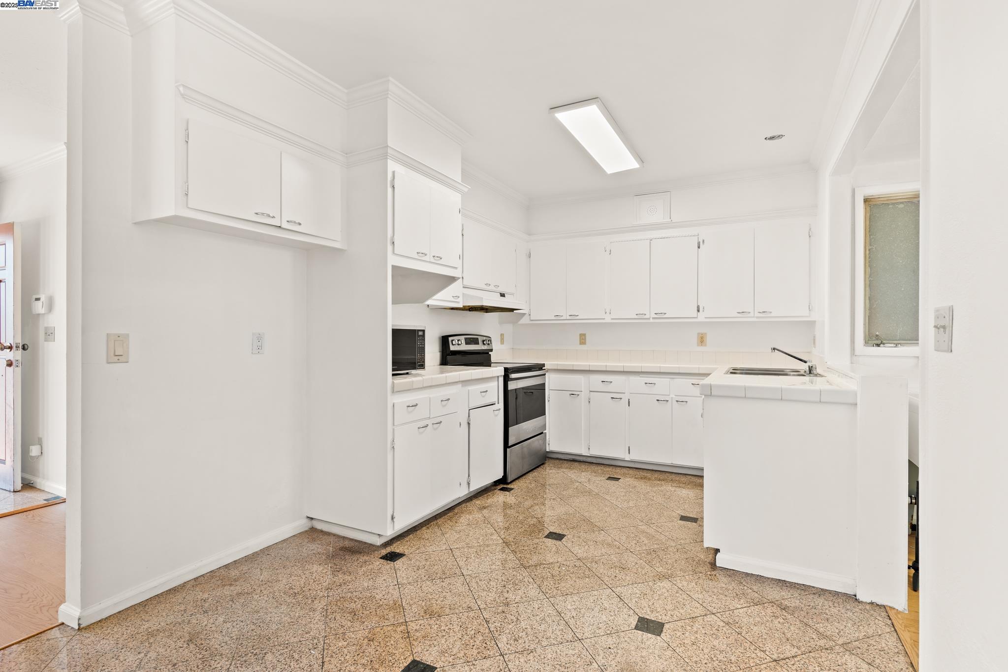 Detail Gallery Image 8 of 49 For 1015 82nd Ave, Oakland,  CA 94621 - 5 Beds | 3 Baths