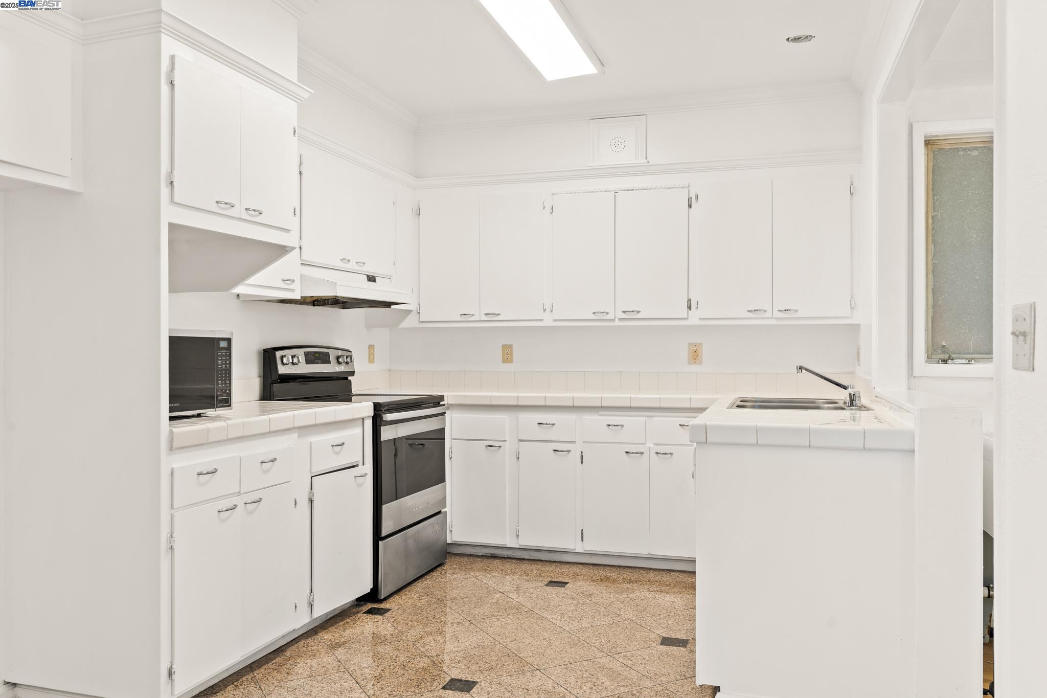 Detail Gallery Image 9 of 49 For 1015 82nd Ave, Oakland,  CA 94621 - 5 Beds | 3 Baths