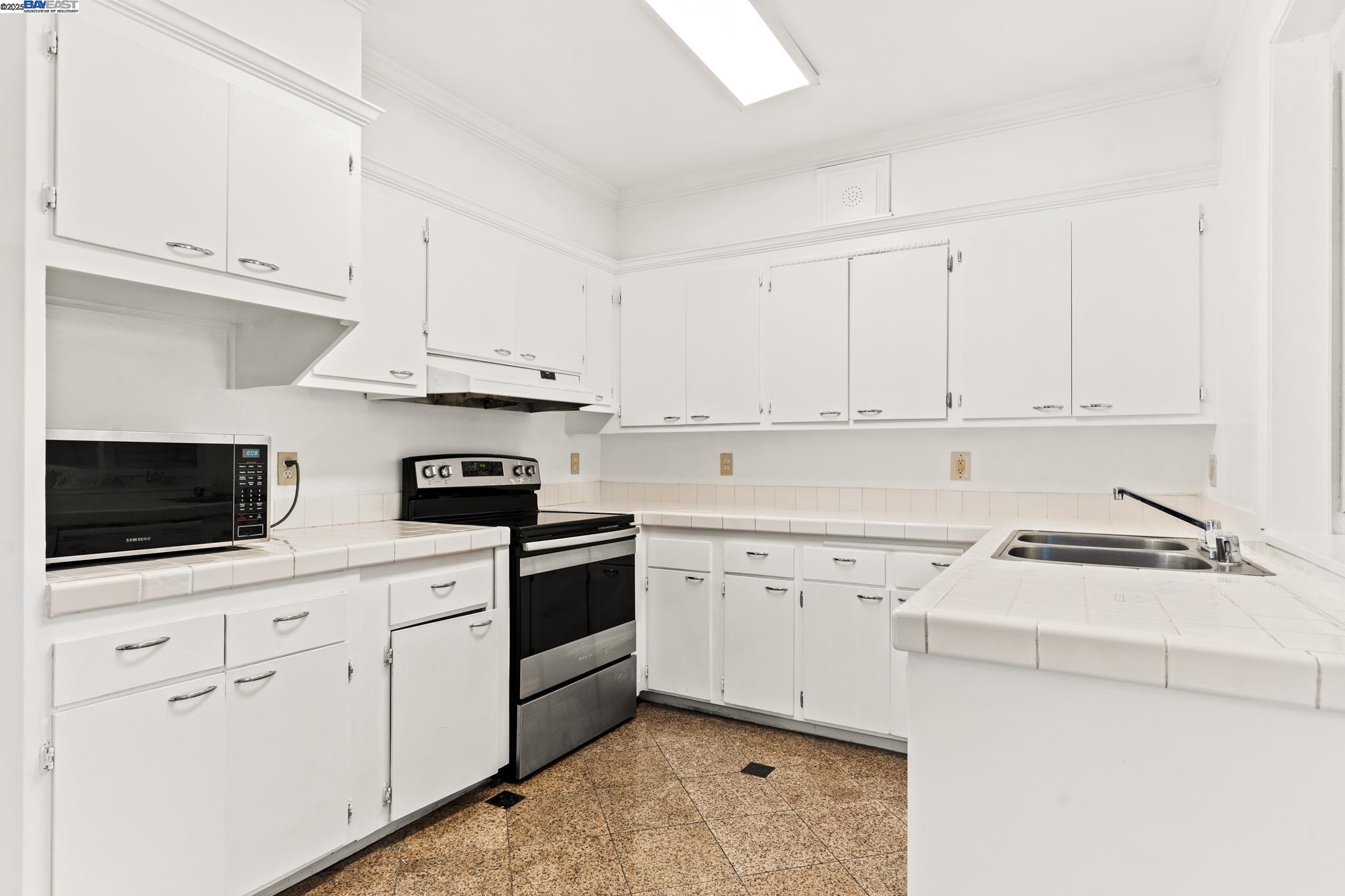 Detail Gallery Image 11 of 50 For 1015 82nd Ave, Oakland,  CA 94621 - – Beds | – Baths