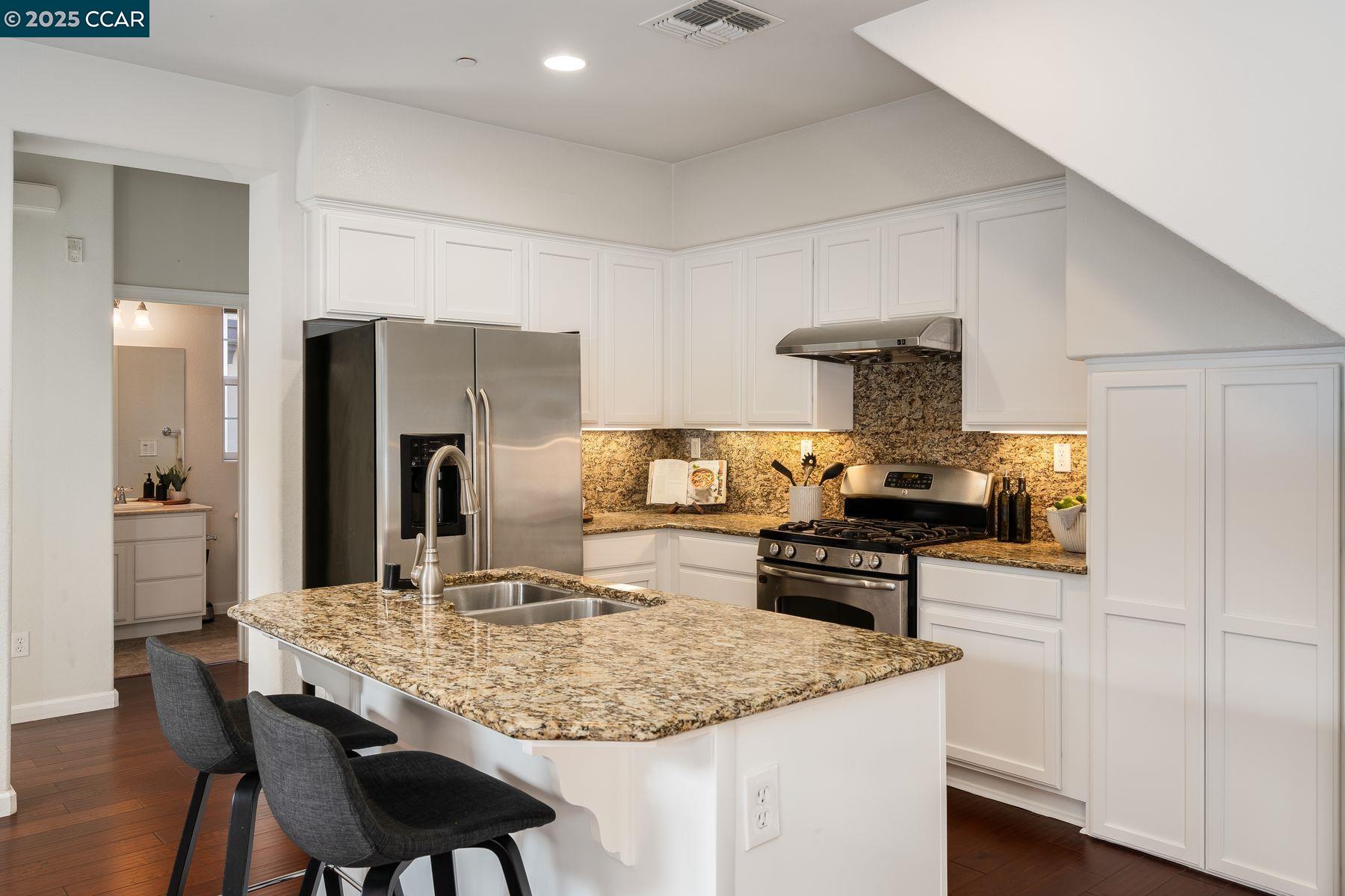 Detail Gallery Image 9 of 33 For 34108 Spezia Ter, Fremont,  CA 94555 - 2 Beds | 2 Baths