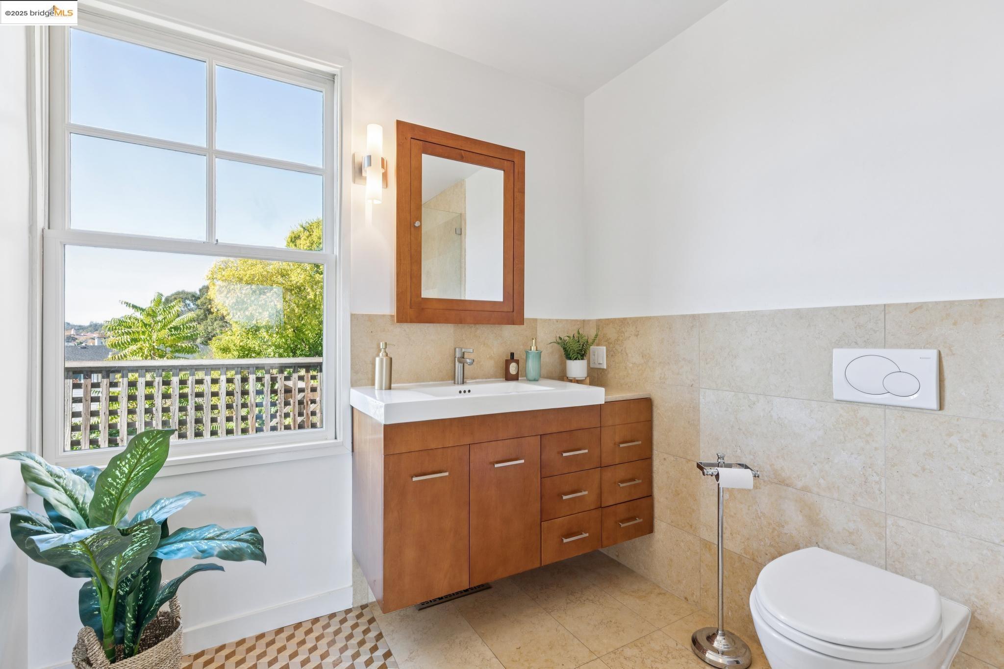 Detail Gallery Image 23 of 51 For 28 Marina Court Dr, San Rafael,  CA 94901 - 3 Beds | 2/1 Baths