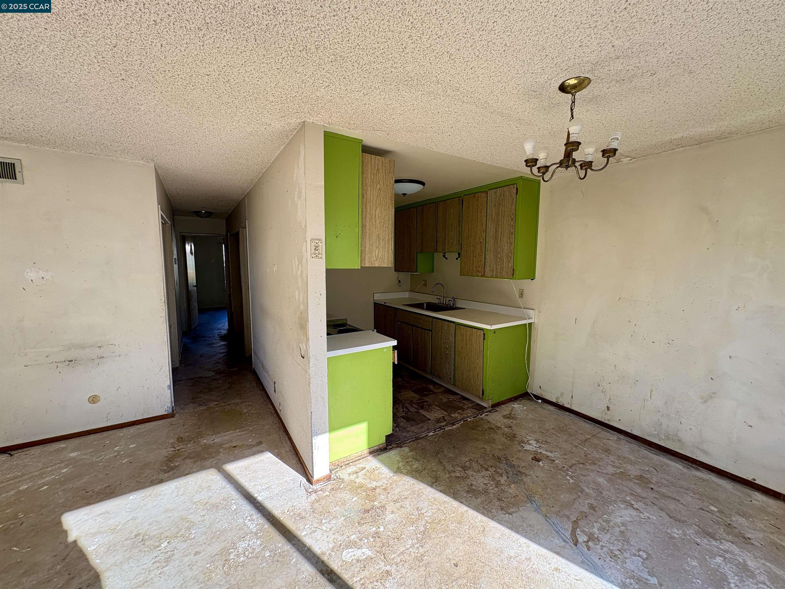 Detail Gallery Image 4 of 7 For 1097 Ribisi Cir, San Jose,  CA 95131 - 3 Beds | 1 Baths