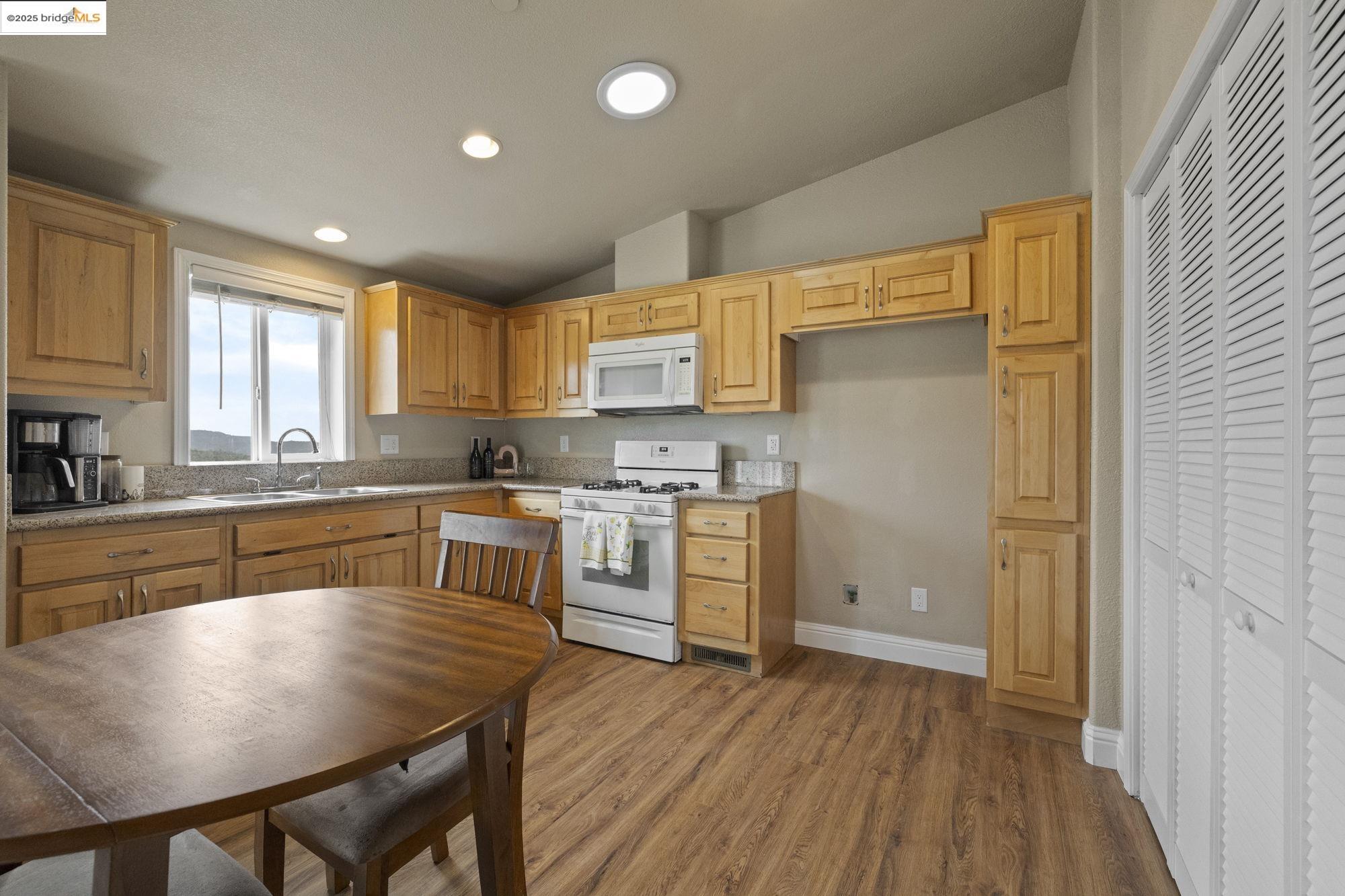 Detail Gallery Image 13 of 24 For 14865 W Blue Bell Rd, Sonora,  CA 95370 - 5 Beds | 2 Baths