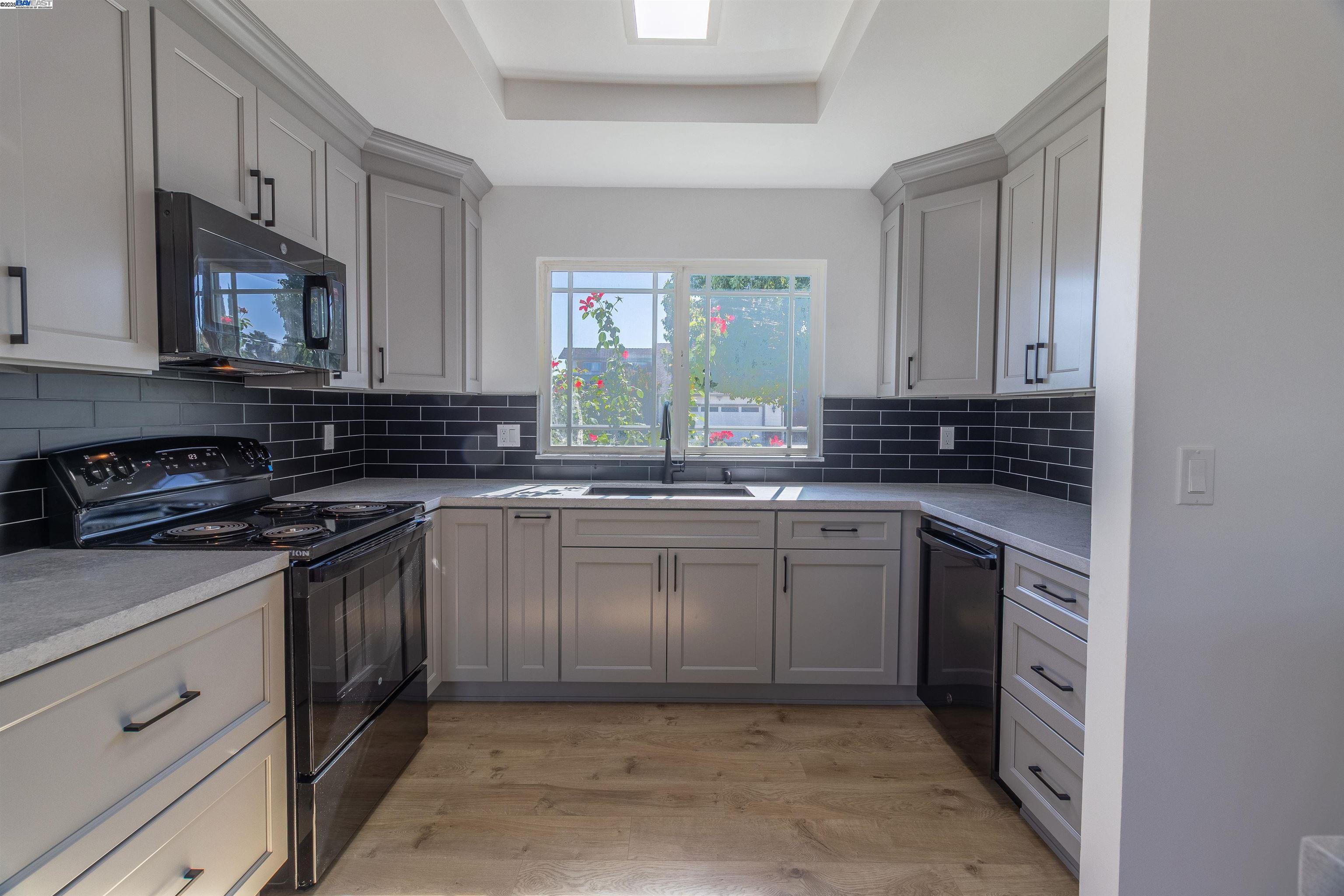 Detail Gallery Image 2 of 5 For 1323 Morning Dew Pl, Stockton,  CA 95210 - 3 Beds | 2/1 Baths