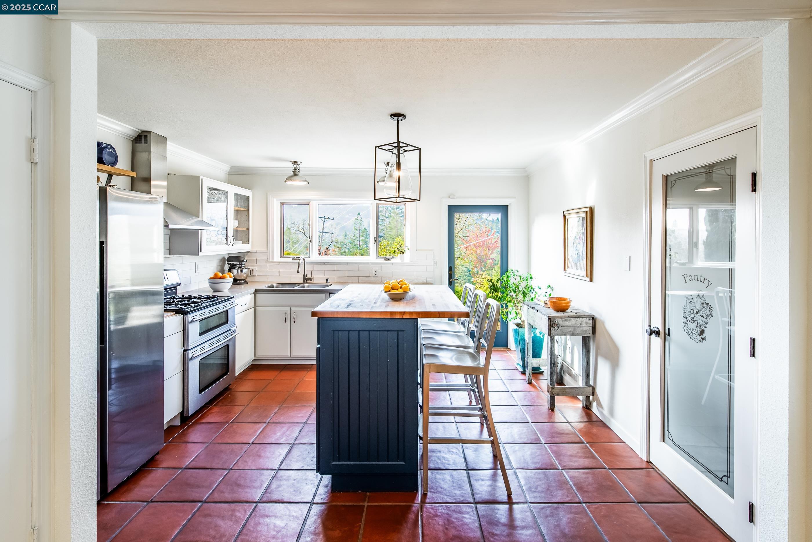 Detail Gallery Image 11 of 35 For 1085 Oak Hill Road #D, Lafayette,  CA 94549 - 3 Beds | 2 Baths