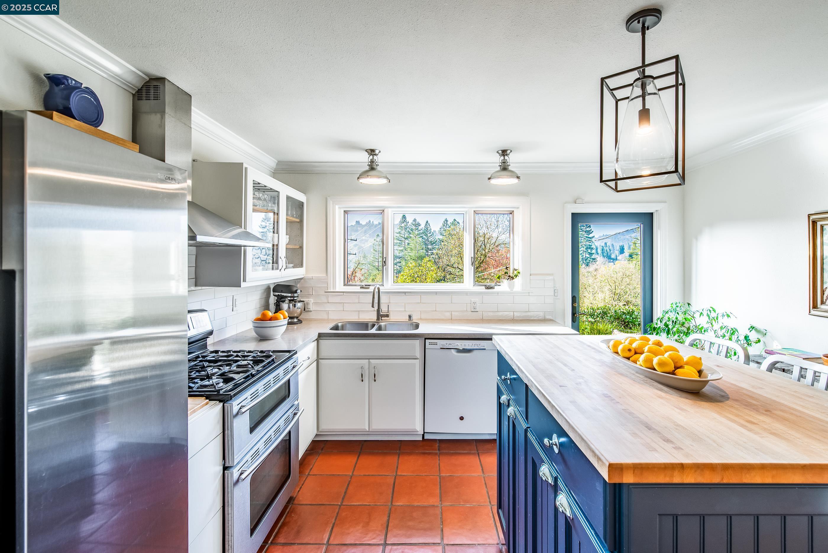 Detail Gallery Image 13 of 39 For 1085 Oak Hill Road D, Lafayette,  CA 94549 - 3 Beds | 2 Baths