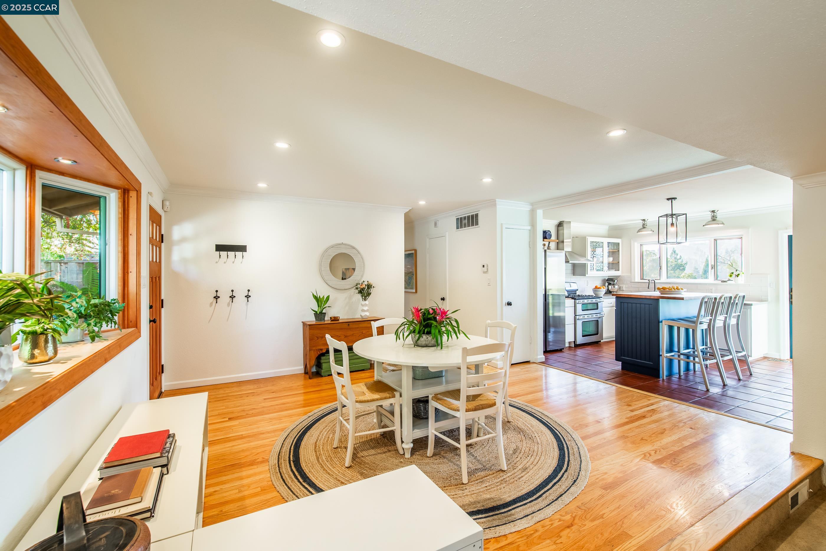 Detail Gallery Image 10 of 35 For 1085 Oak Hill Road #D, Lafayette,  CA 94549 - 3 Beds | 2 Baths