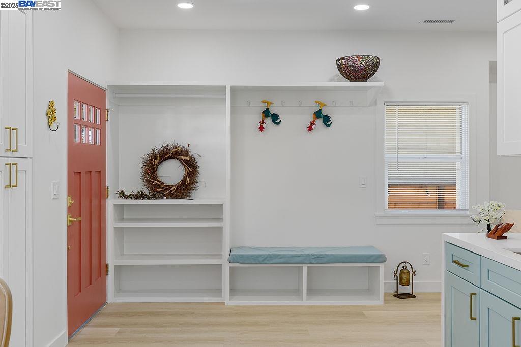 Detail Gallery Image 8 of 37 For 5605 E 16th St, Oakland,  CA 94621 - 2 Beds | 1 Baths