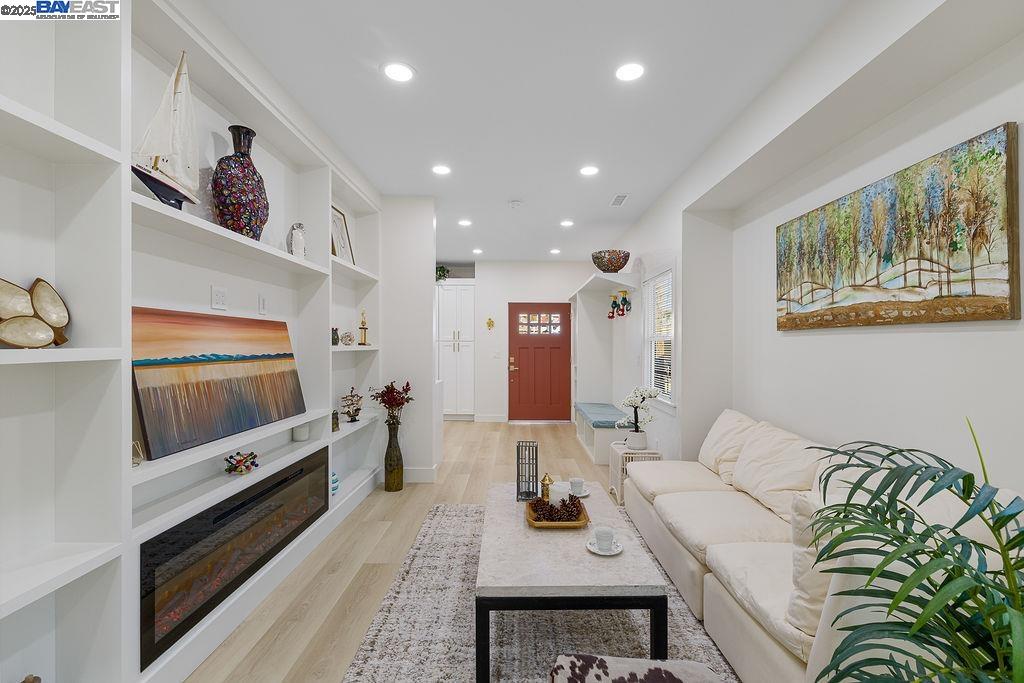 Detail Gallery Image 9 of 37 For 5605 E 16th St, Oakland,  CA 94621 - 2 Beds | 1 Baths