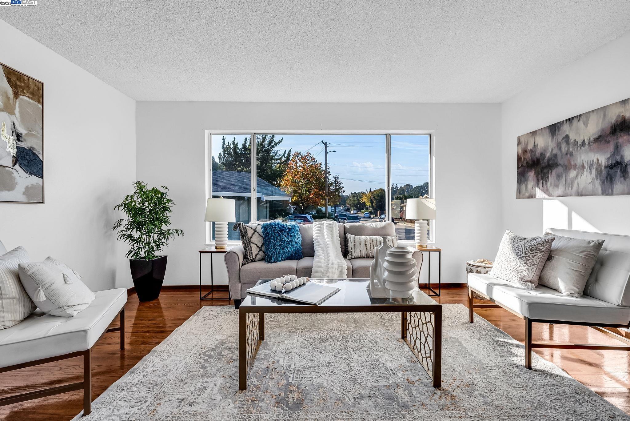 Detail Gallery Image 2 of 26 For 1933 Riverbank, Castro Valley,  CA 94546 - 3 Beds | 2/1 Baths