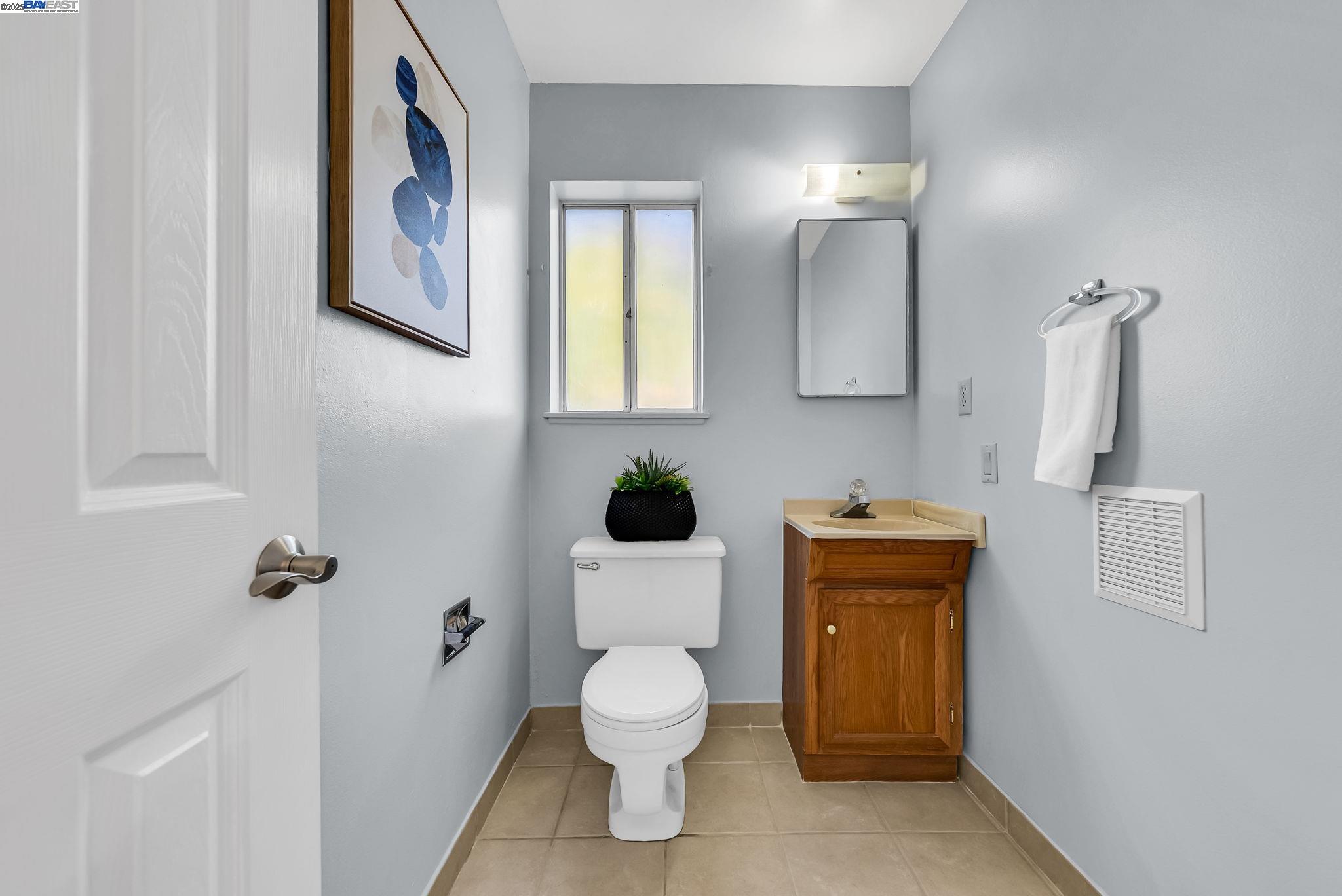 Detail Gallery Image 12 of 26 For 1933 Riverbank, Castro Valley,  CA 94546 - 3 Beds | 2/1 Baths