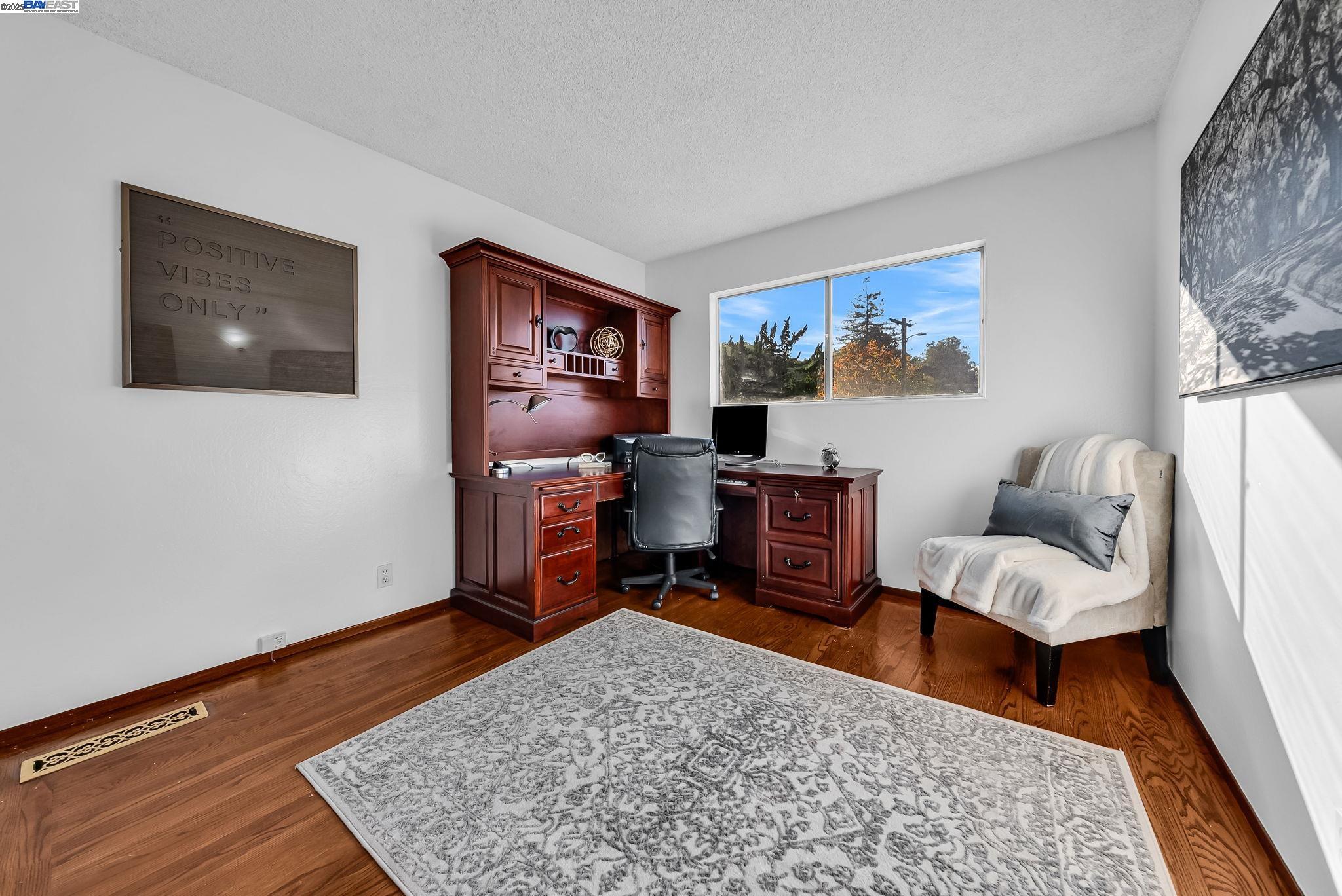 Detail Gallery Image 14 of 26 For 1933 Riverbank, Castro Valley,  CA 94546 - 3 Beds | 2/1 Baths