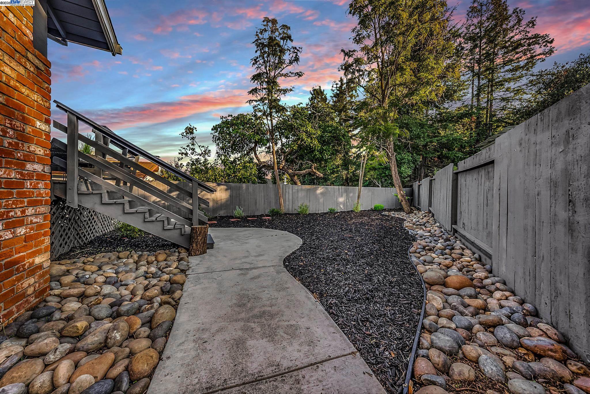 Detail Gallery Image 21 of 26 For 1933 Riverbank, Castro Valley,  CA 94546 - 3 Beds | 2/1 Baths