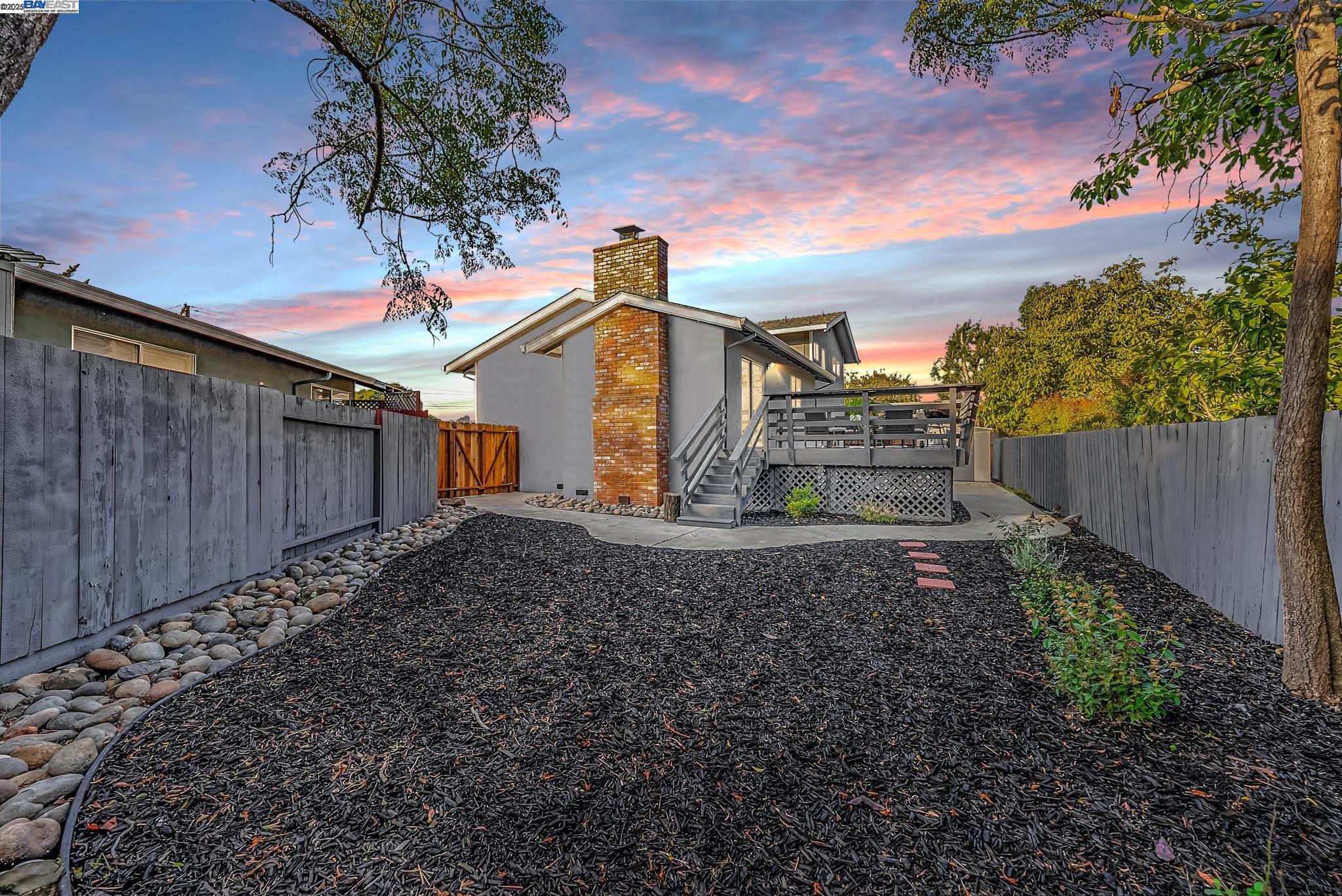 Detail Gallery Image 22 of 26 For 1933 Riverbank, Castro Valley,  CA 94546 - 3 Beds | 2/1 Baths