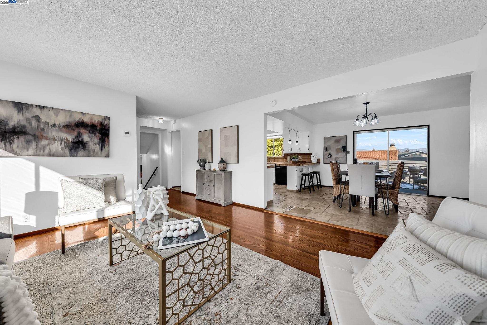 Detail Gallery Image 4 of 26 For 1933 Riverbank, Castro Valley,  CA 94546 - 3 Beds | 2/1 Baths