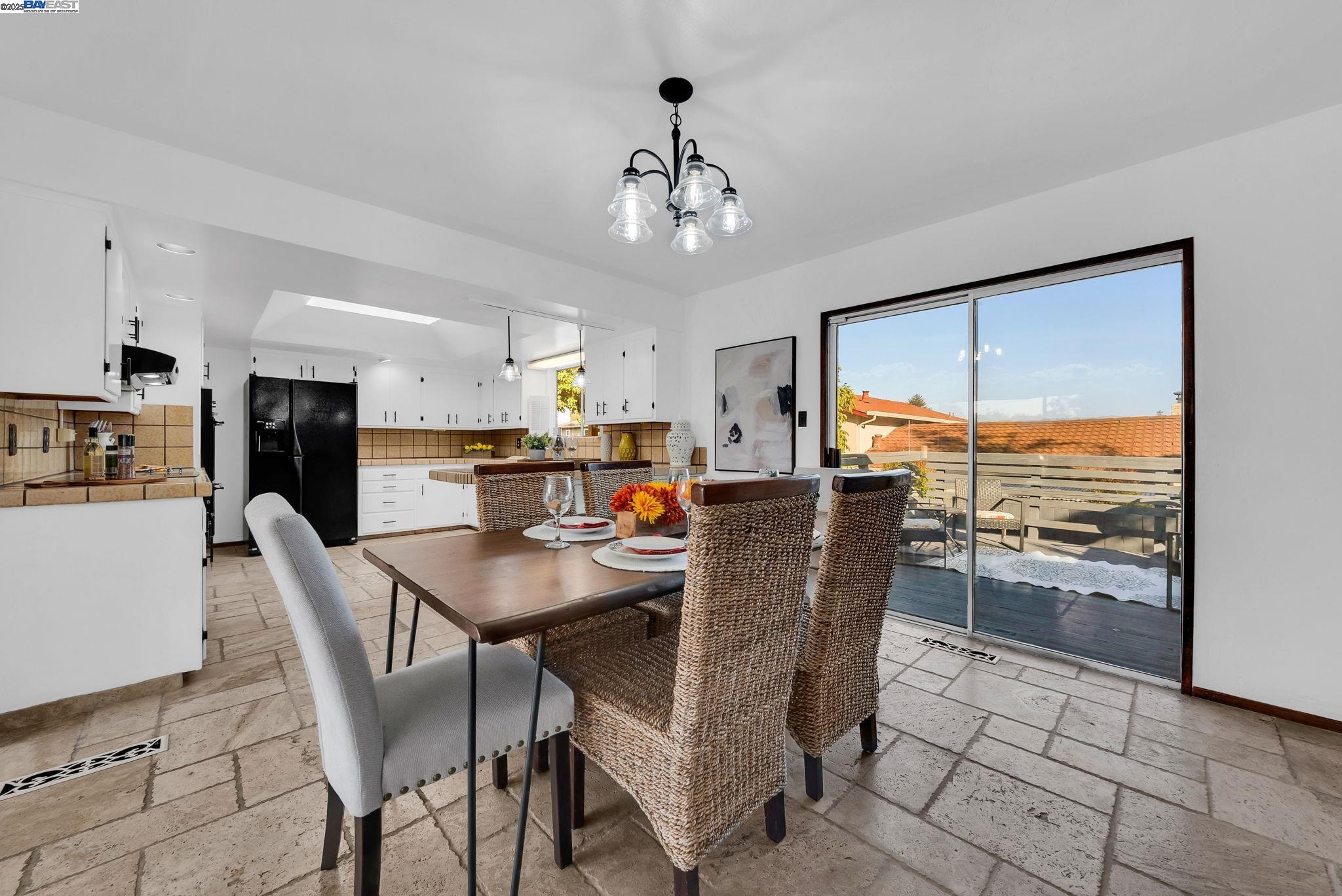 Detail Gallery Image 5 of 26 For 1933 Riverbank, Castro Valley,  CA 94546 - 3 Beds | 2/1 Baths