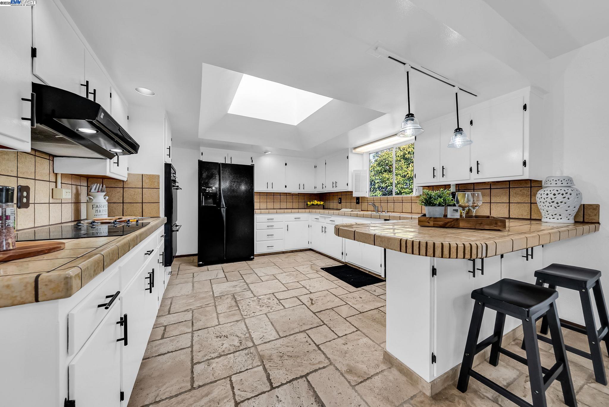 Detail Gallery Image 8 of 26 For 1933 Riverbank, Castro Valley,  CA 94546 - 3 Beds | 2/1 Baths