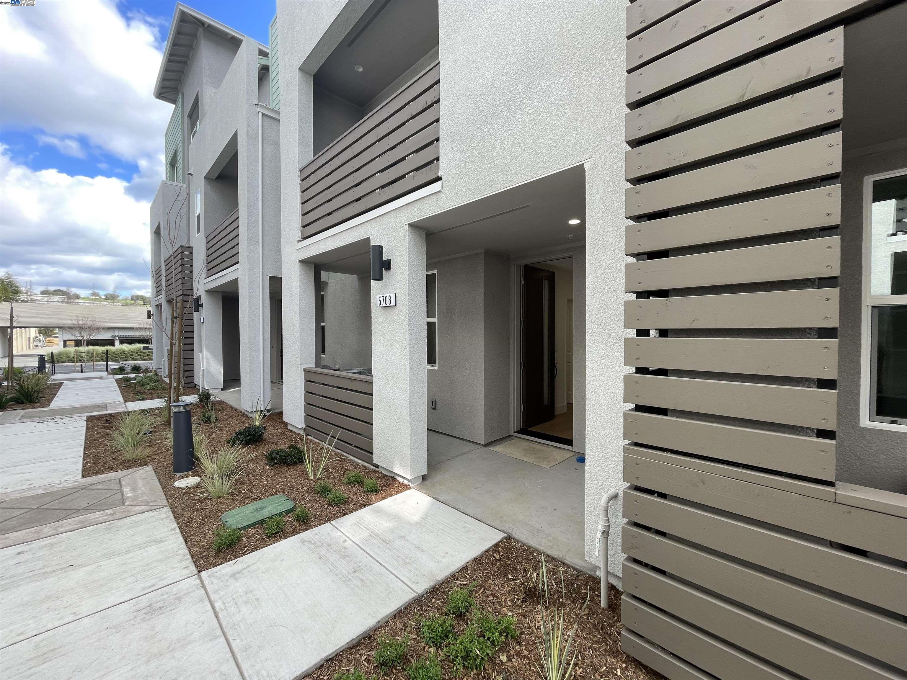 Detail Gallery Image 2 of 31 For 5708 Melon Court, San Ramon,  CA 94583 - 3 Beds | 3/1 Baths