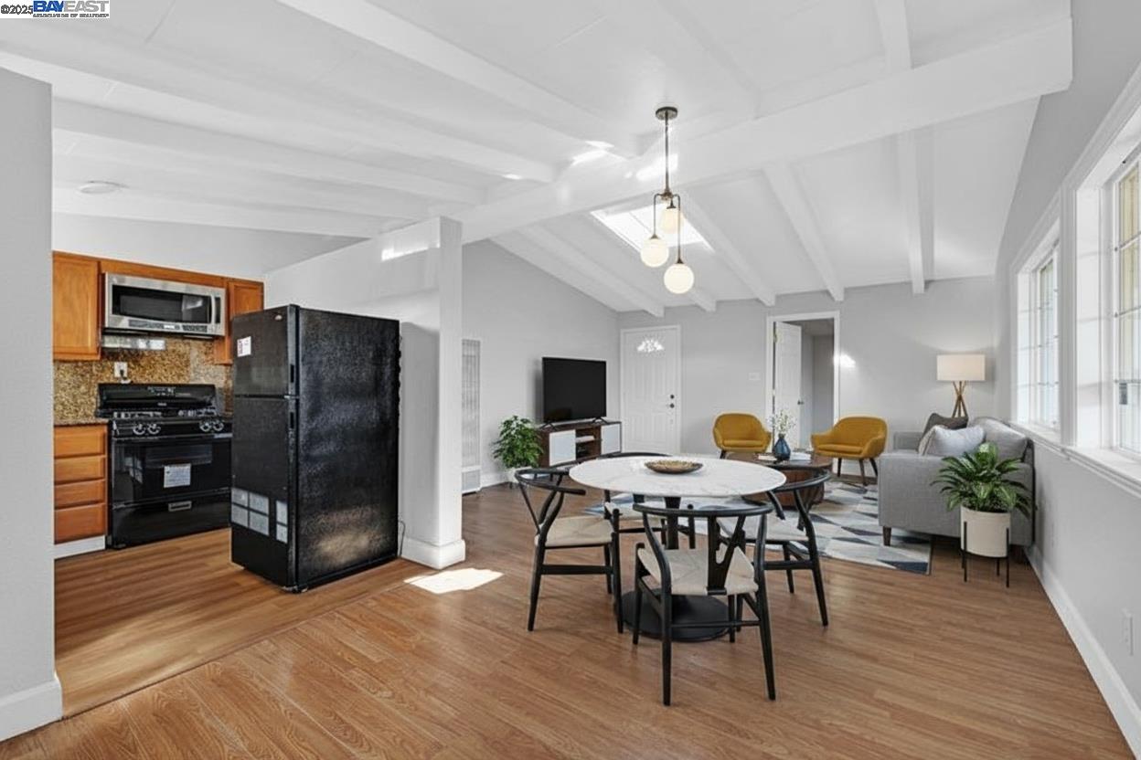 Detail Gallery Image 4 of 37 For 27946 Pompano Ave, Hayward,  CA 94544 - 4 Beds | 3 Baths