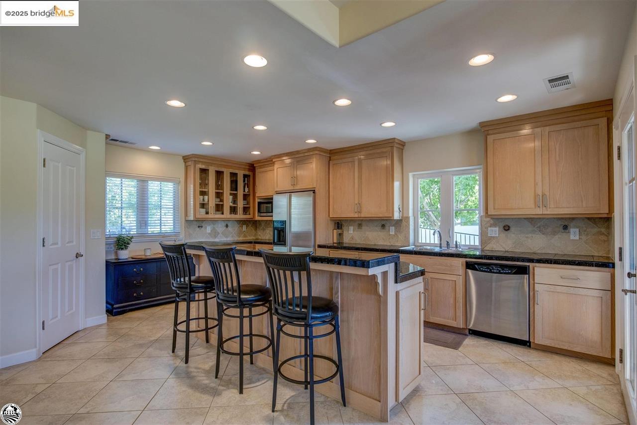 Detail Gallery Image 11 of 60 For 168 Blue Oak, Copperopolis,  CA 95228-9454 - 4 Beds | 4 Baths