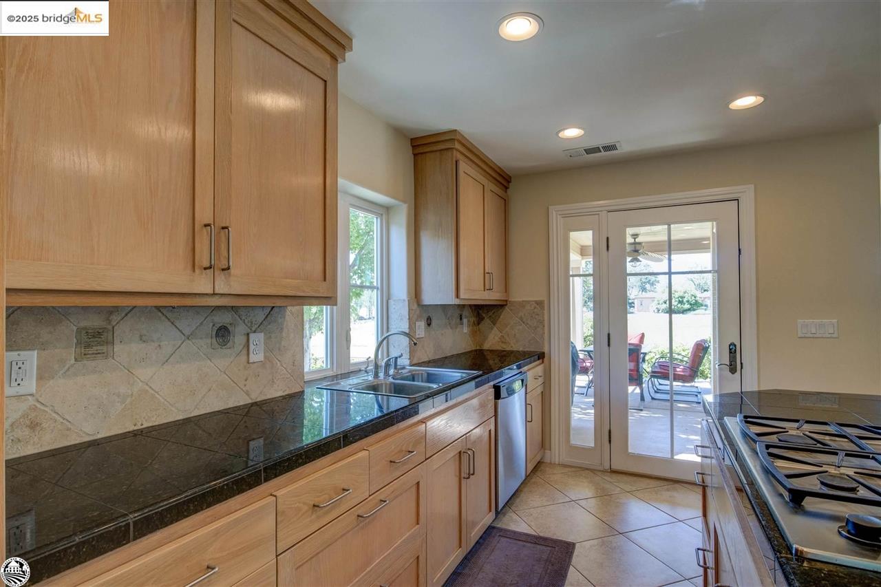 Detail Gallery Image 14 of 60 For 168 Blue Oak, Copperopolis,  CA 95228-9454 - 4 Beds | 4 Baths