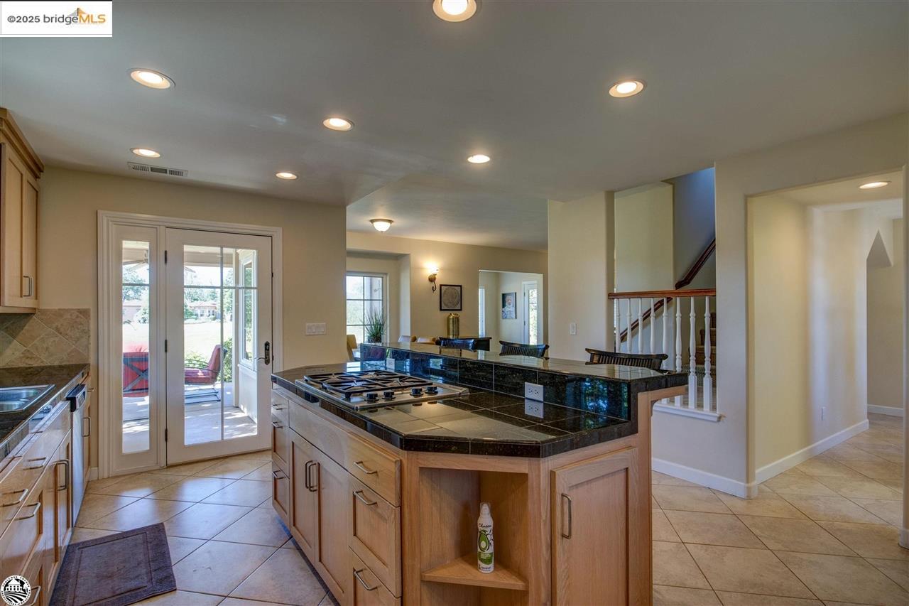 Detail Gallery Image 15 of 60 For 168 Blue Oak, Copperopolis,  CA 95228-9454 - 4 Beds | 4 Baths