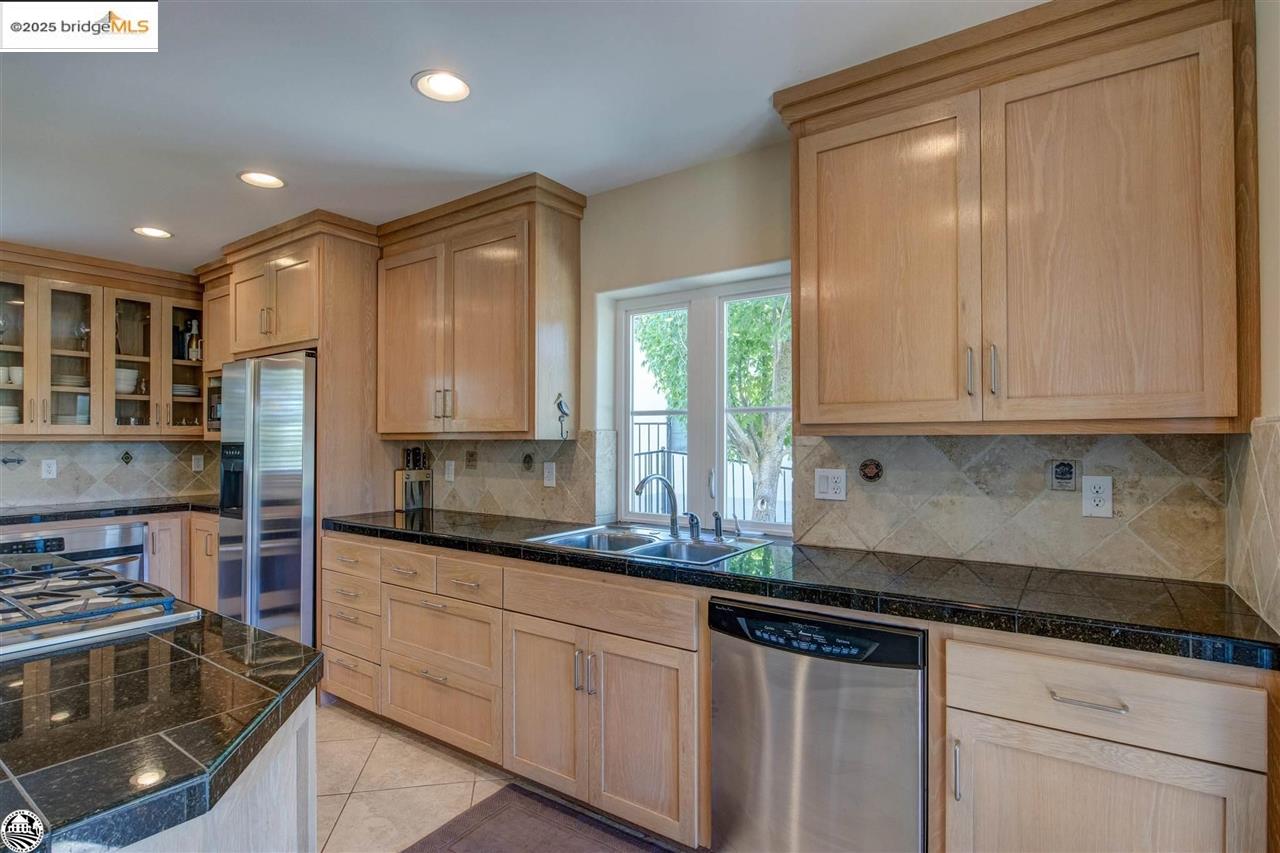 Detail Gallery Image 16 of 60 For 168 Blue Oak, Copperopolis,  CA 95228-9454 - 4 Beds | 4 Baths