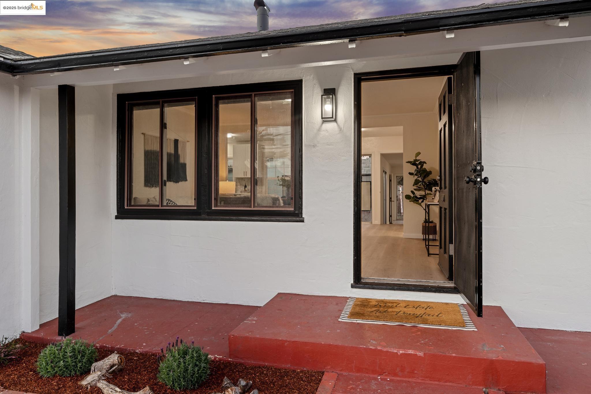 Detail Gallery Image 2 of 50 For 1921 Coalinga Ave, Richmond,  CA 94801 - 3 Beds | 2 Baths