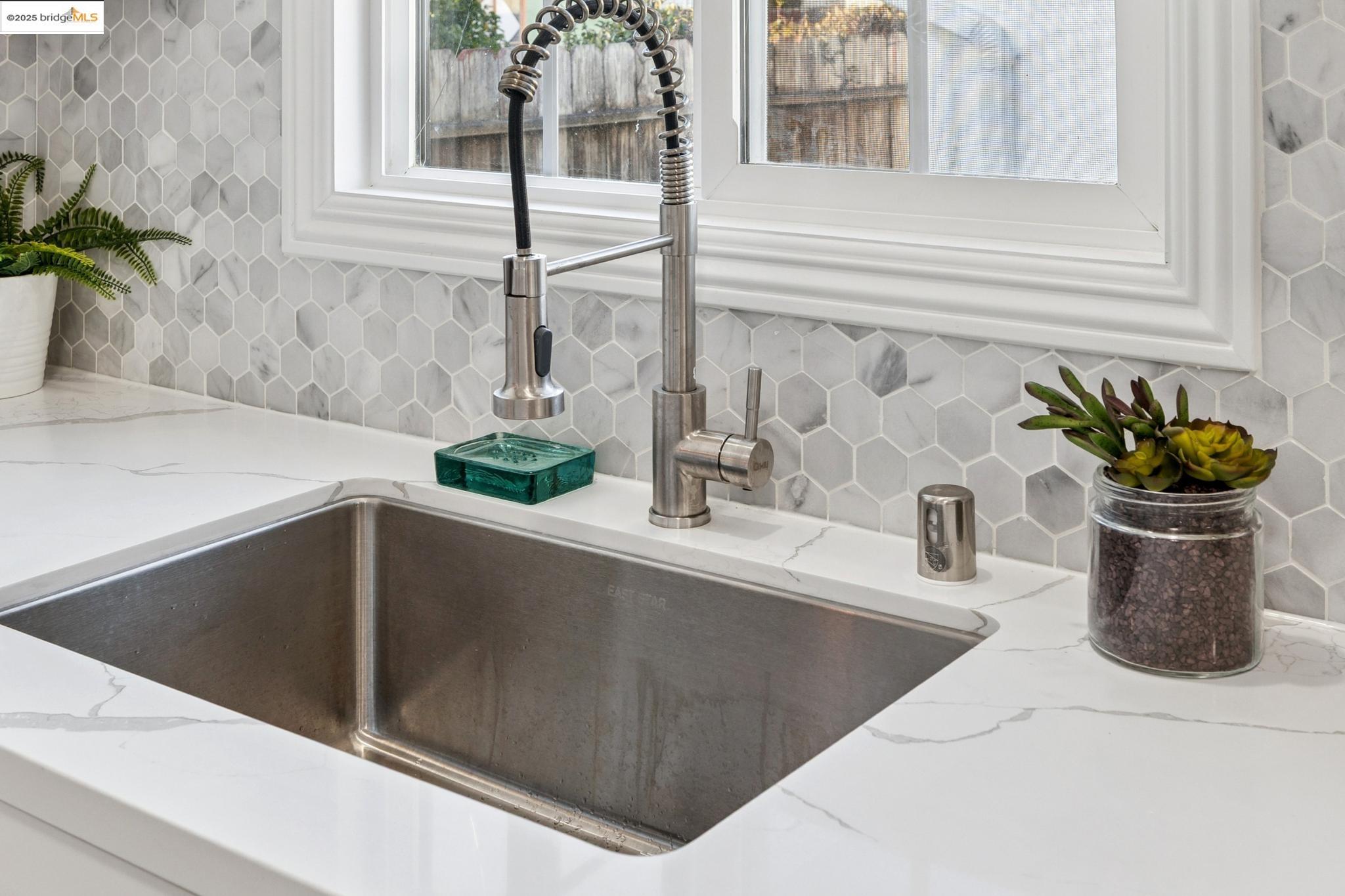 Detail Gallery Image 13 of 50 For 1921 Coalinga Ave, Richmond,  CA 94801 - 3 Beds | 2 Baths