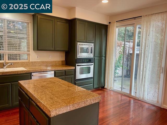 Detail Gallery Image 13 of 42 For 4050 Cassata Pl, Dublin,  CA 94568-7782 - 4 Beds | 3/1 Baths