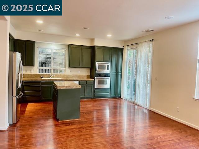 Detail Gallery Image 8 of 28 For 4050 Cassata Pl, Dublin,  CA 94568-7782 - 4 Beds | 3/1 Baths