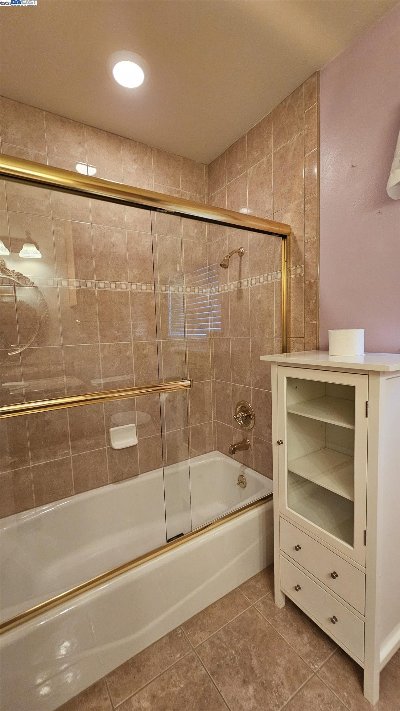 Detail Gallery Image 13 of 19 For 33 Paseo Grande #D,  San Lorenzo,  CA 94580 - 2 Beds | 1/1 Baths