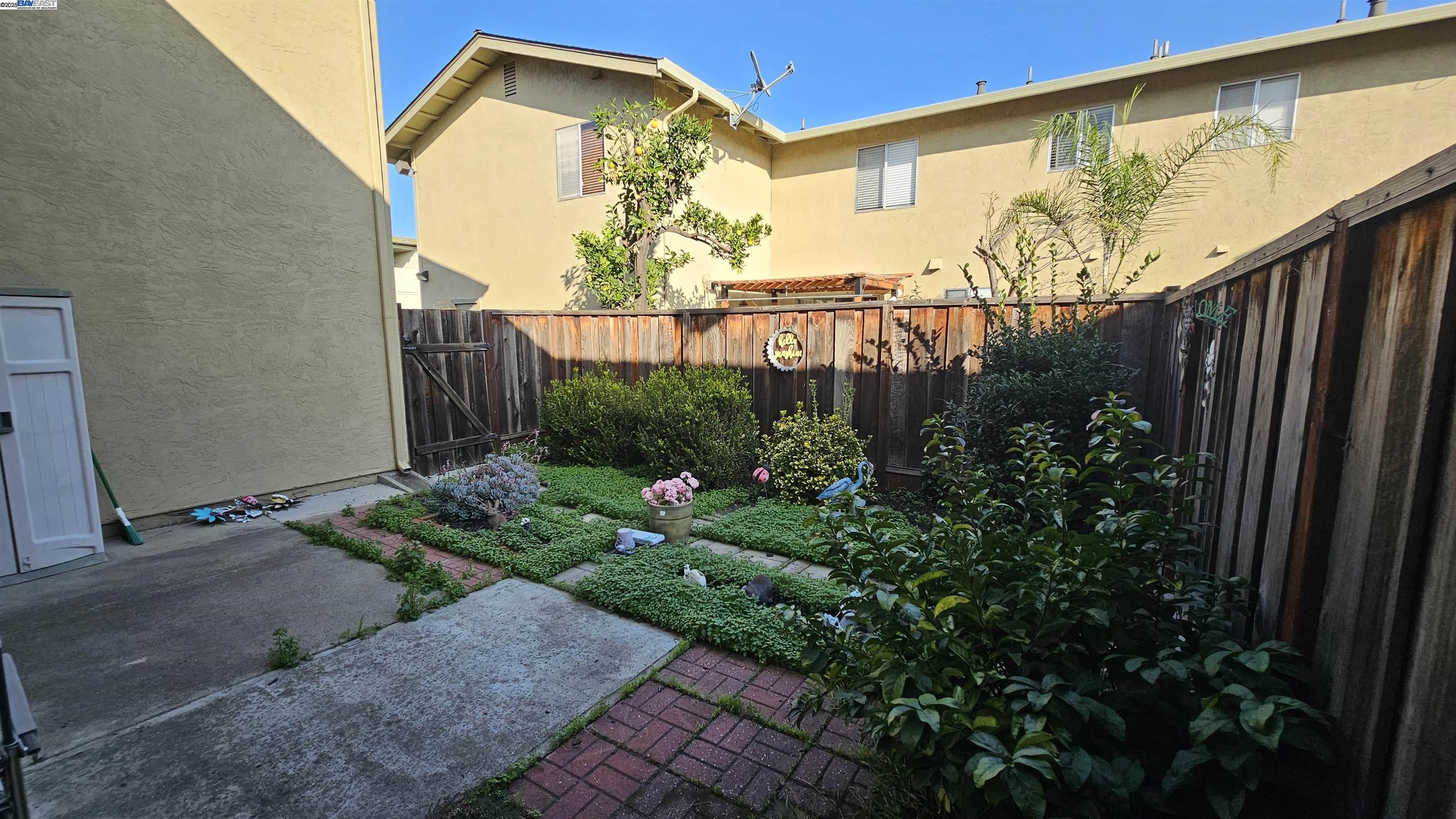 Detail Gallery Image 18 of 19 For 33 Paseo Grande #D,  San Lorenzo,  CA 94580 - 2 Beds | 1/1 Baths