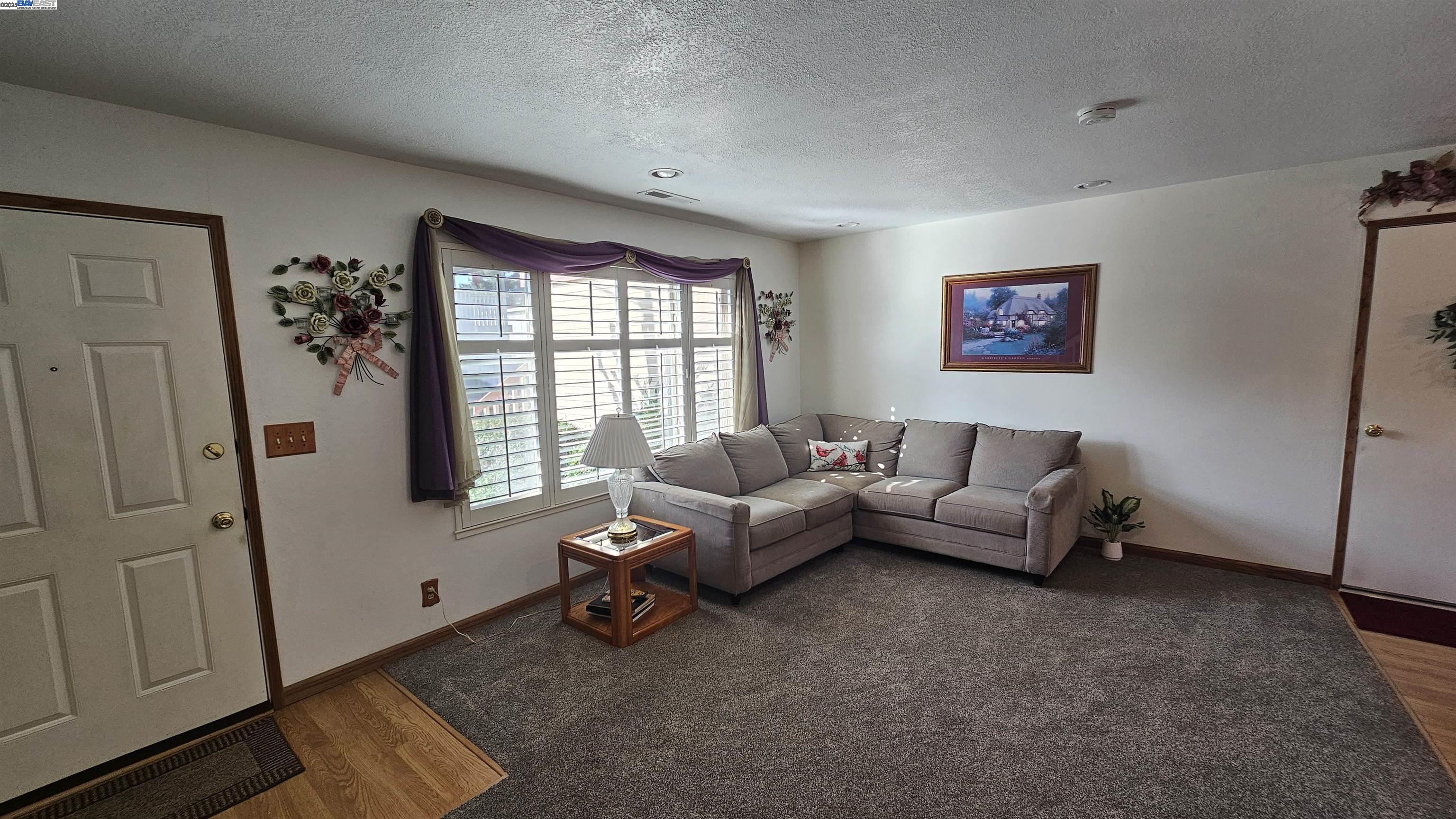 Detail Gallery Image 3 of 19 For 33 Paseo Grande #D,  San Lorenzo,  CA 94580 - 2 Beds | 1/1 Baths