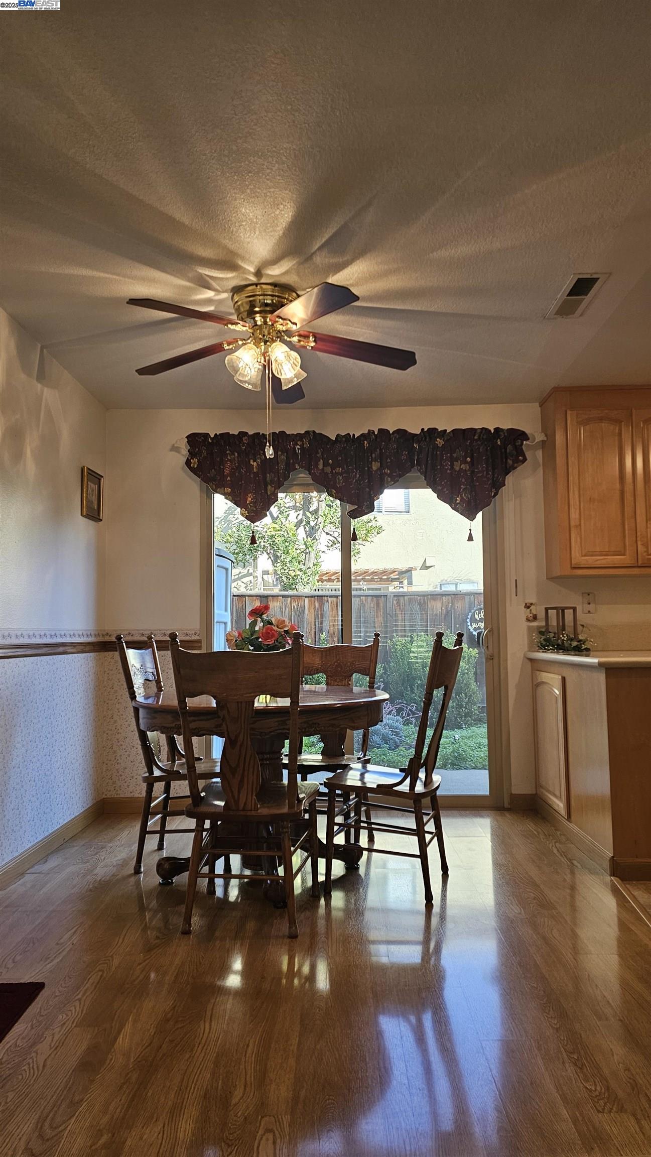 Detail Gallery Image 5 of 19 For 33 Paseo Grande #D,  San Lorenzo,  CA 94580 - 2 Beds | 1/1 Baths