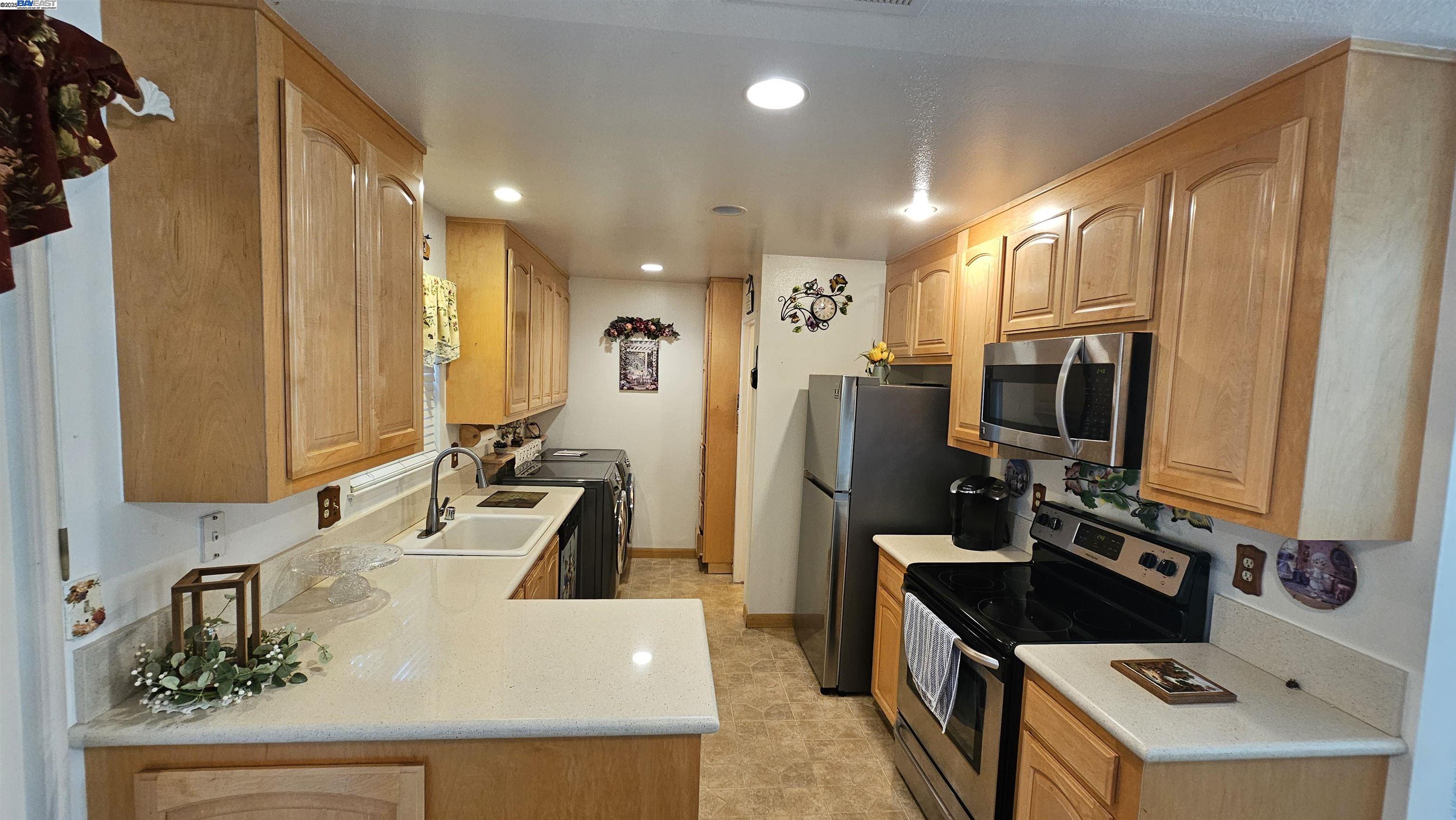 Detail Gallery Image 6 of 19 For 33 Paseo Grande #D,  San Lorenzo,  CA 94580 - 2 Beds | 1/1 Baths